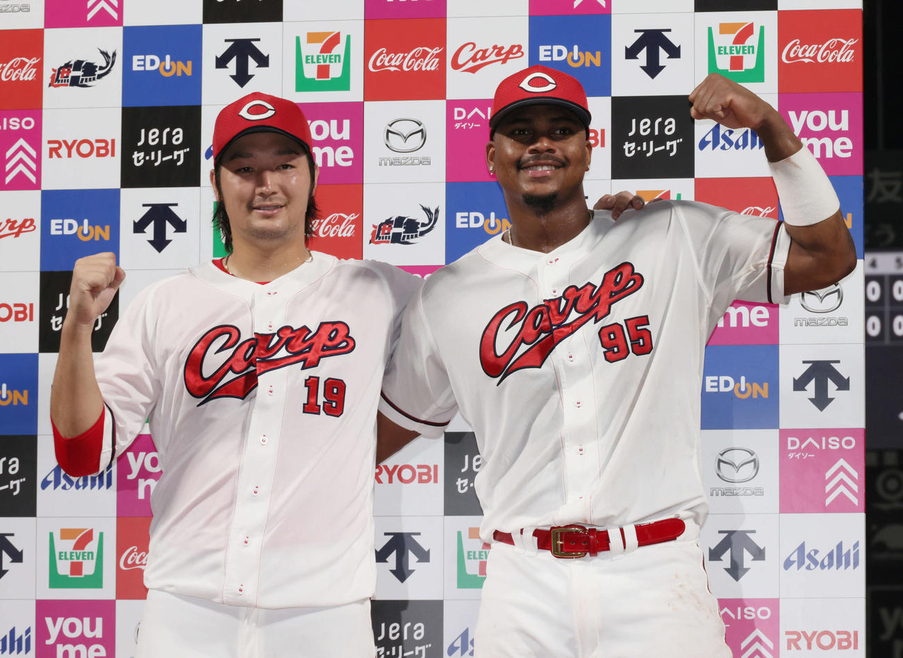 広島対巨人　お立ち台でポーズを決める床田（左）とモンテロ（撮影・加藤孝規）
