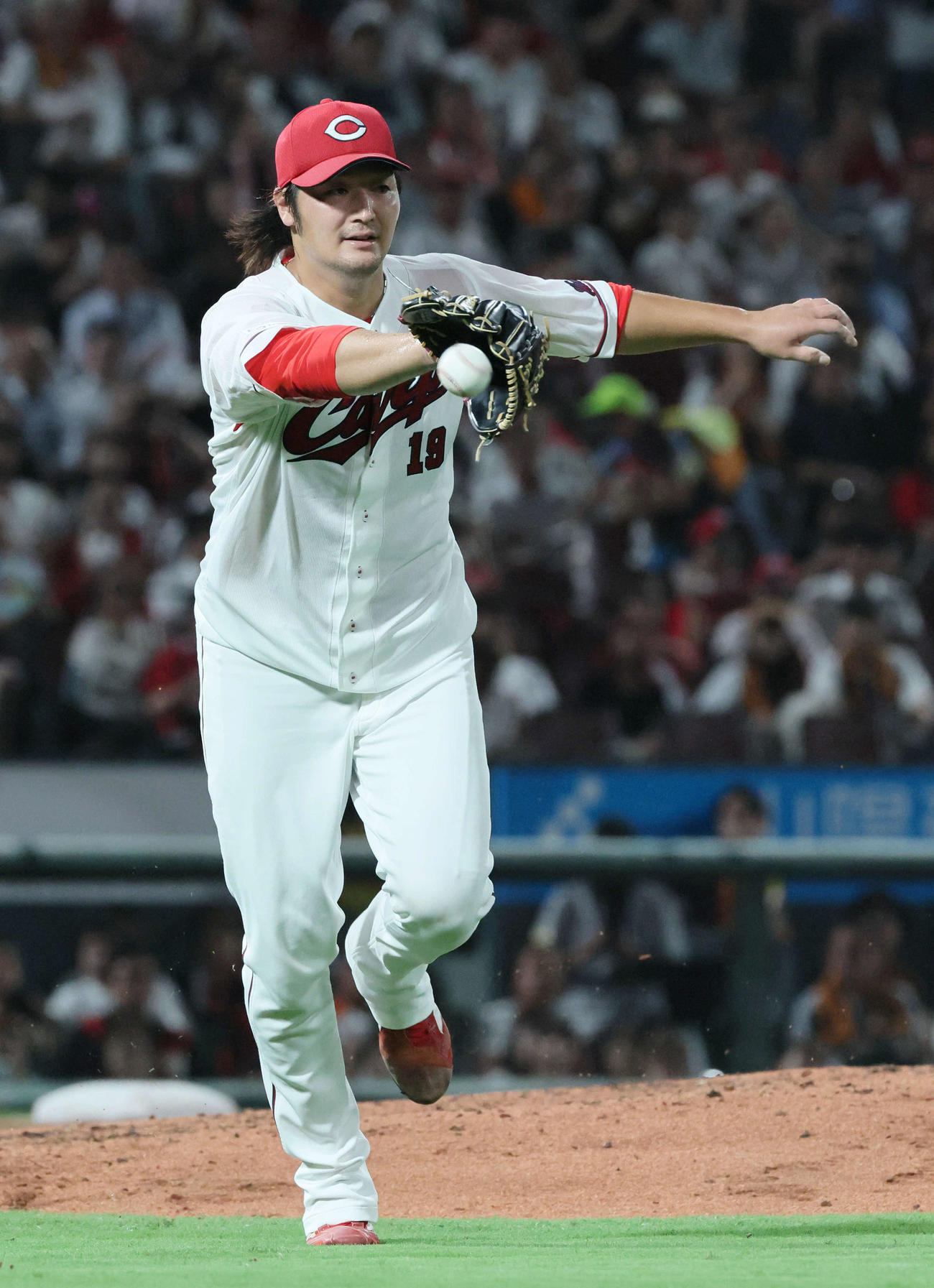 広島対巨人　6回表巨人1死、泉口の打球にグラブを出す床田（撮影・加藤孝規）