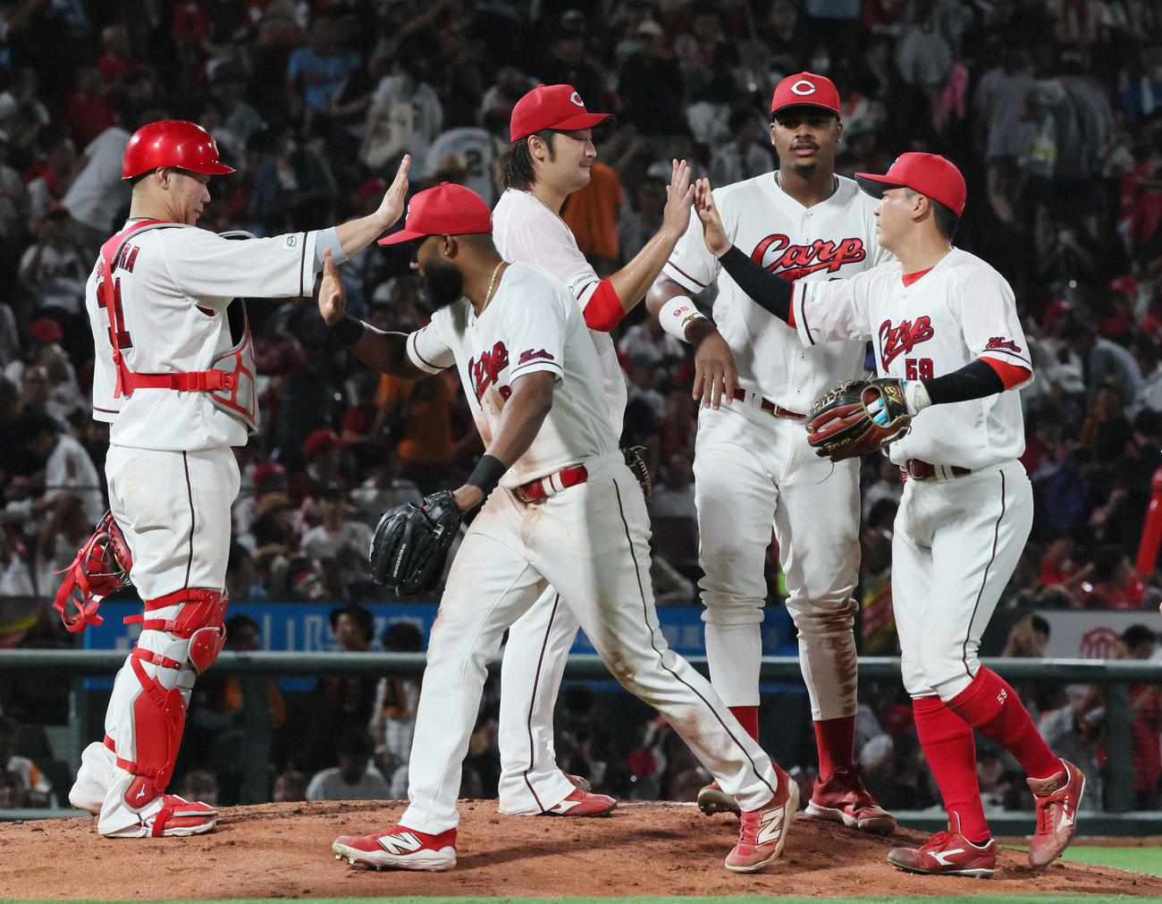 広島対巨人　完投勝利の床田（中央）とナイン（撮影・加藤孝規）