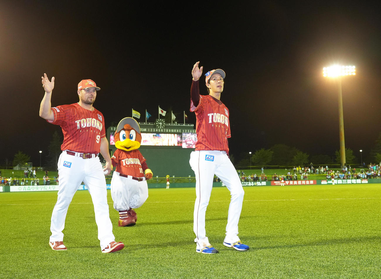 楽天対ソフトバンク　ソフトバンクに勝利しファンの声援に手を振って応える楽天の岸（右）とボイト（撮影・足立雅史）