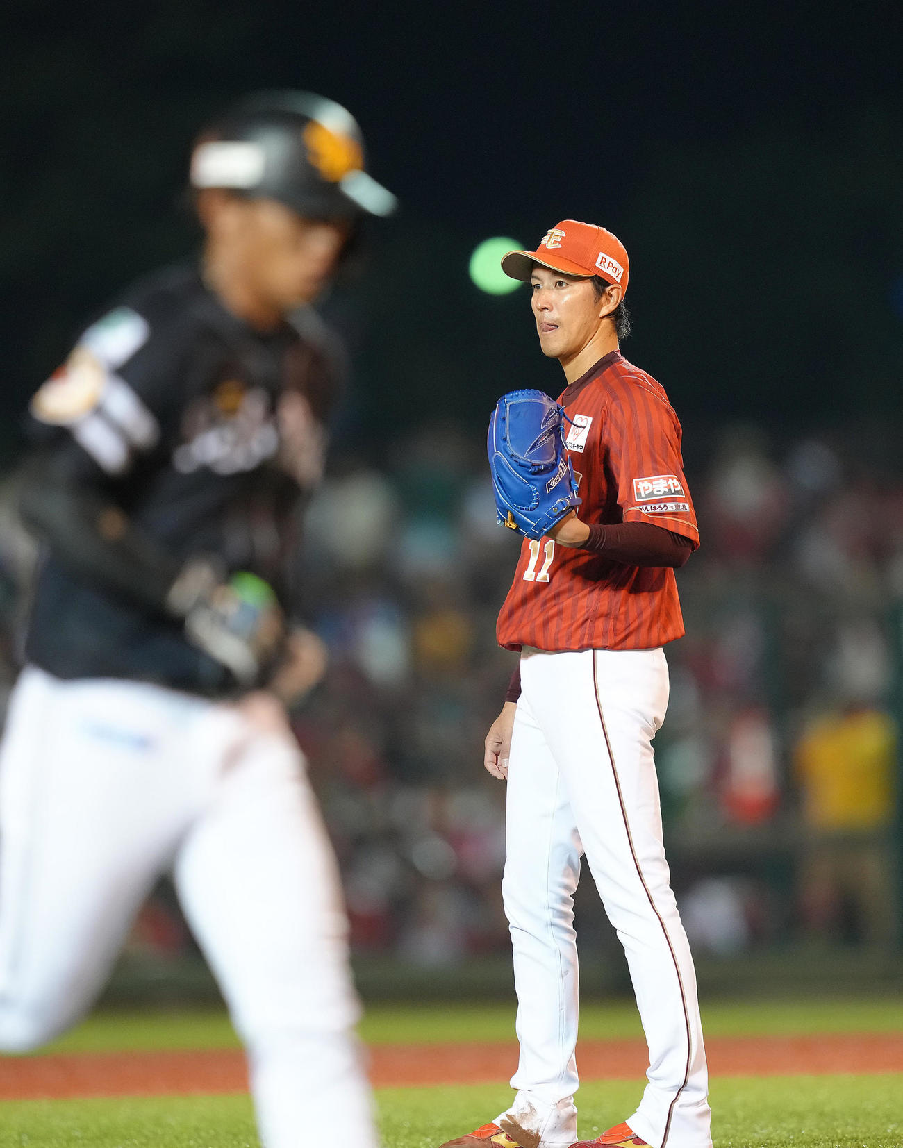 楽天対ソフトバンク　5回表ソフトバンク無死、今宮（手前）を左飛に仕留めた岸（撮影・足立雅史）