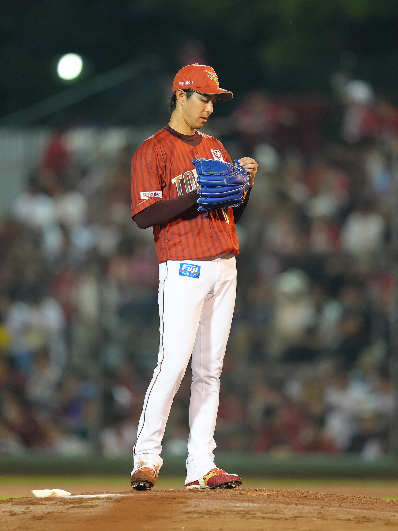 楽天対ソフトバンク　3回表ソフトバンク1死一塁、周東に右前打を浴びた岸（撮影・足立雅史）