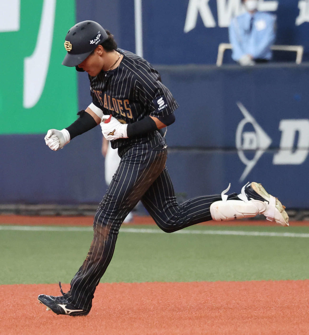 オリックス対ロッテ　10回裏オリックス無死、麦谷は右中間にプロ1号の同点本塁打を放ち、一塁を回ってガッツポーズ（撮影・西尾就之）