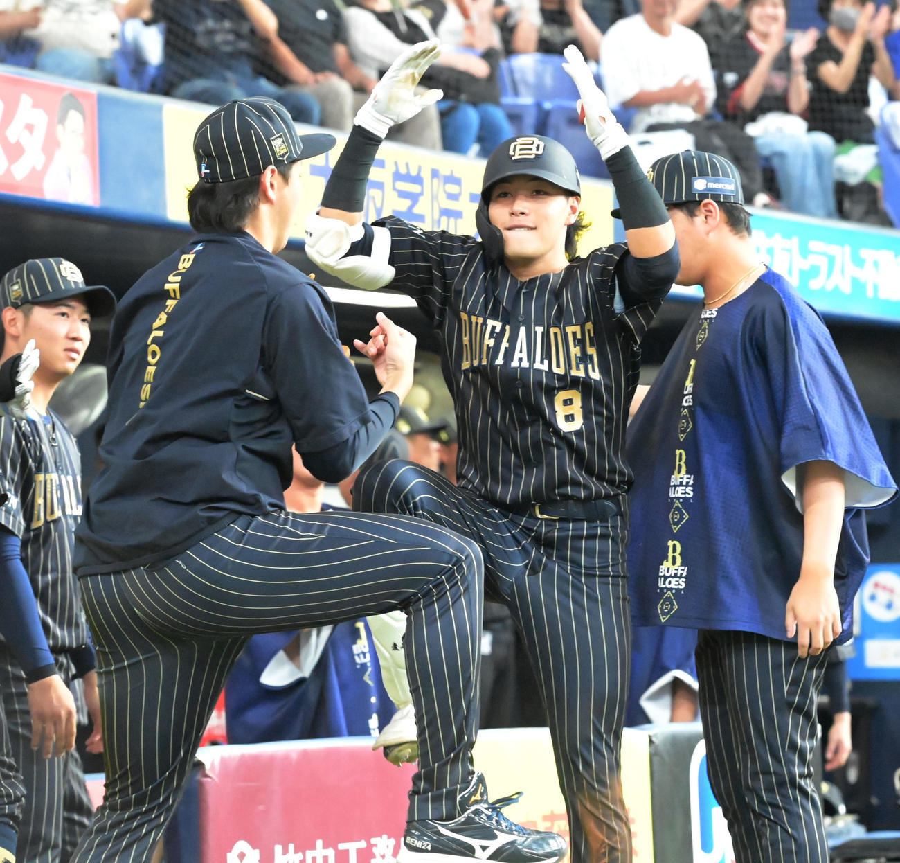オリックス対ロッテ　10回裏オリックス無死、右越え同点本塁打を放った麦谷（右）はベンチ前で紅林とパフォーマンス（撮影・和賀正仁）