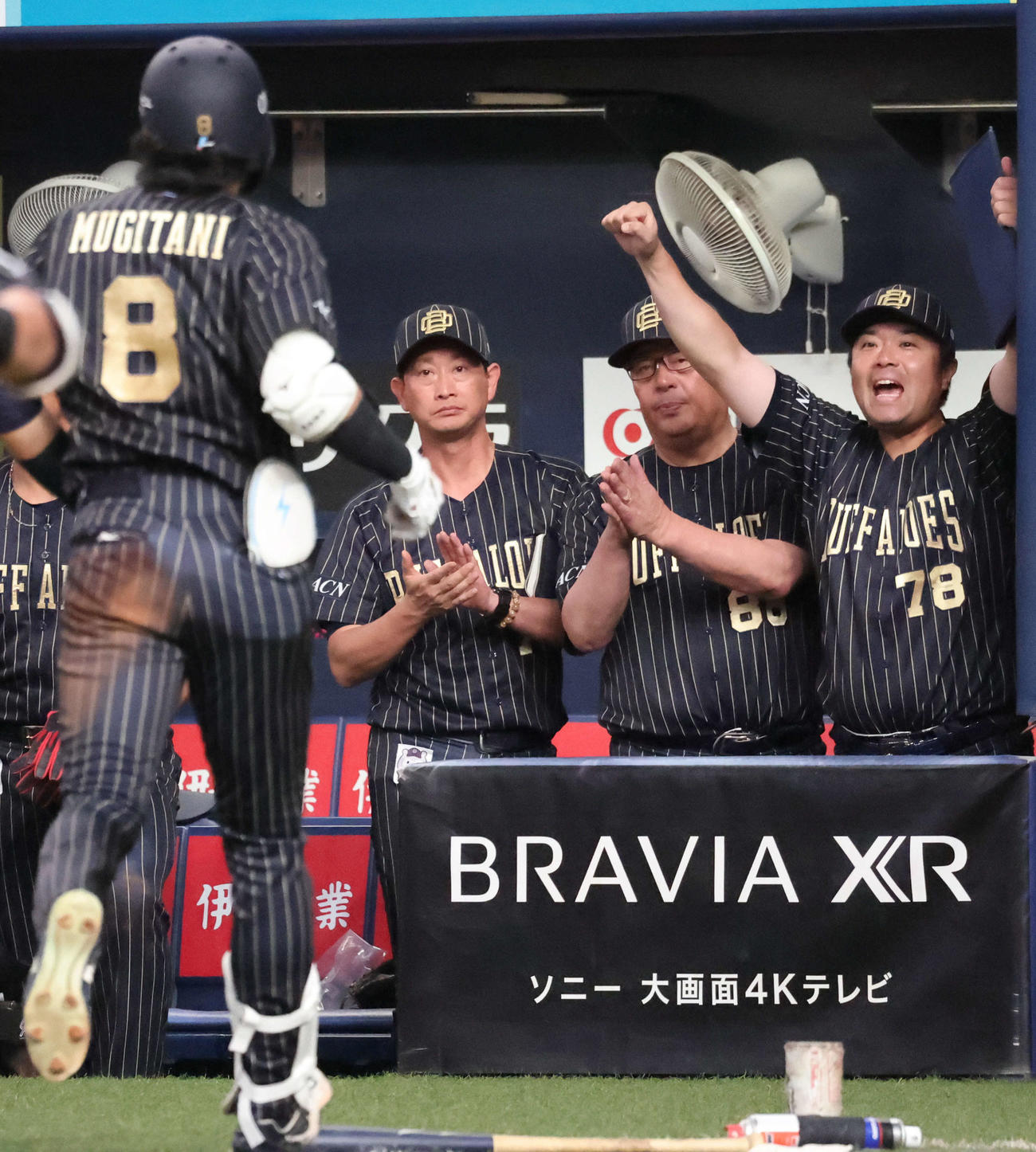 オリックス対ロッテ　10回裏オリックス無死、岸田監督（左）は同点本塁打の麦谷を拍手で迎える（撮影・西尾就之）
