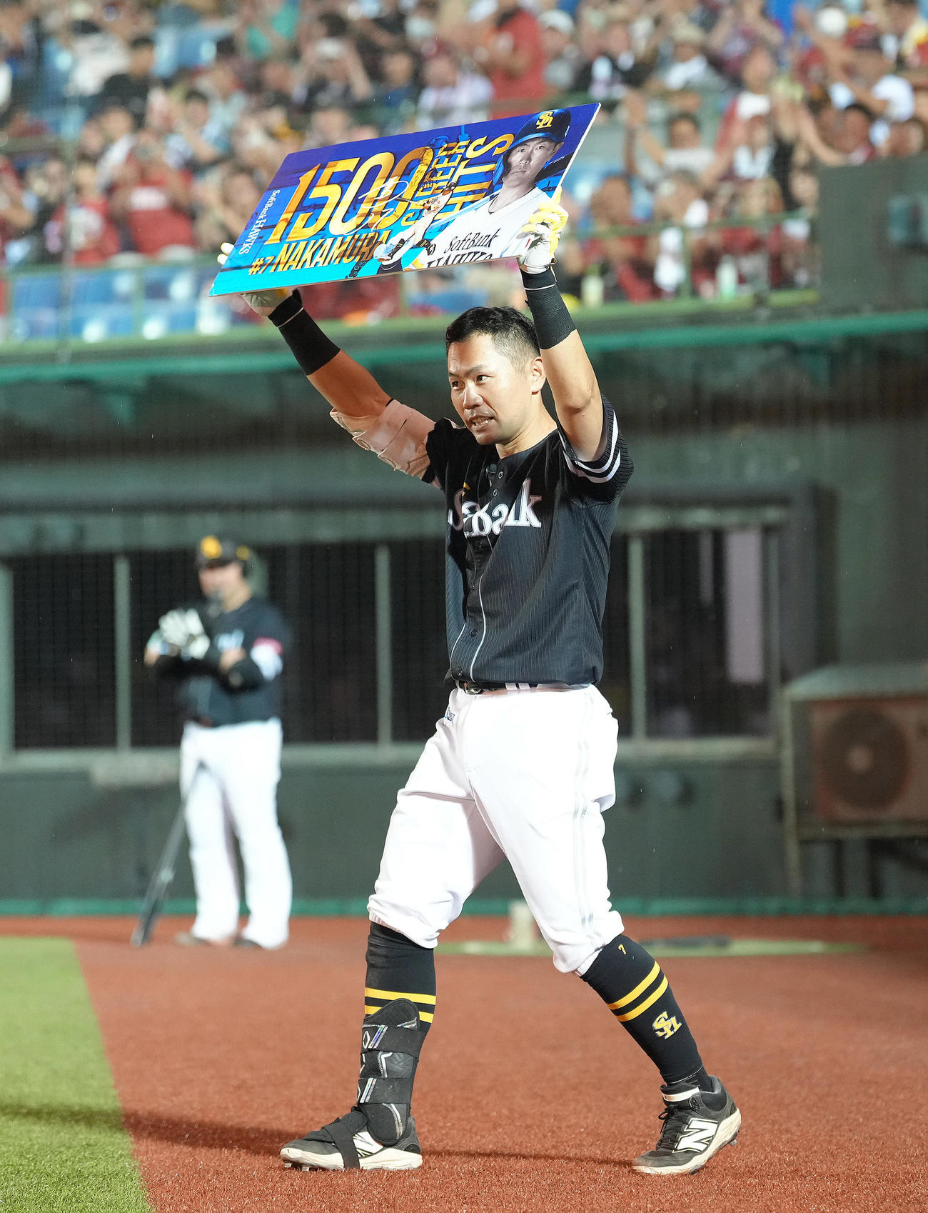 楽天対ソフトバンク　8回表ソフトバンク2死、中村は通算1500安打となる右越え本塁打を放ちボードを掲げる（撮影・足立雅史）