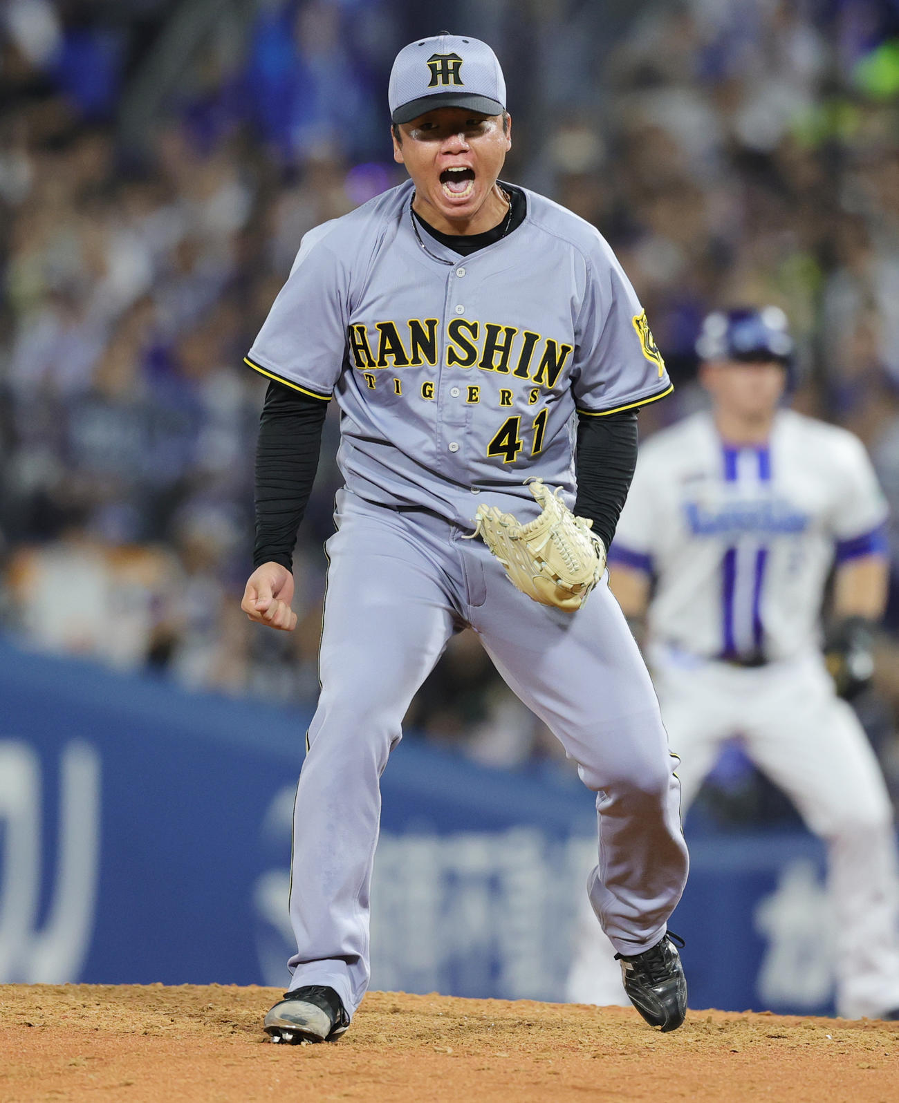 DeNA対阪神　7回裏阪神2死一、二塁、桑原を空振り三振に仕留めほえる村上（撮影・野上伸悟）