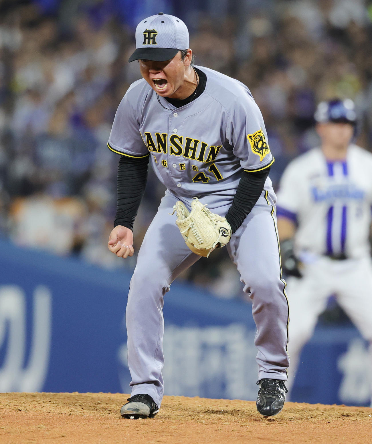 DeNA対阪神　7回裏阪神2死一、二塁、桑原を空振り三振に仕留めほえる村上（撮影・野上伸悟）