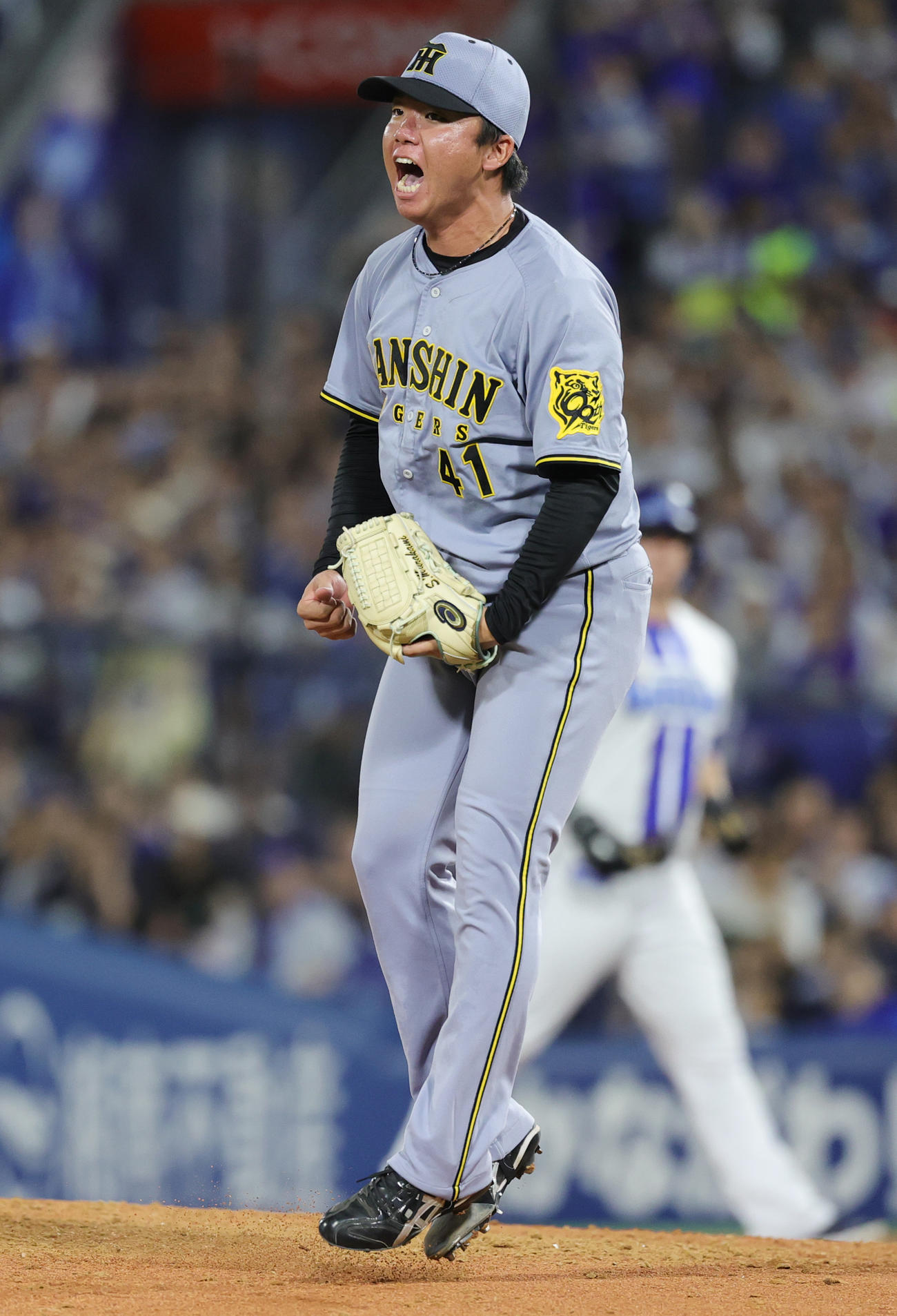 DeNA対阪神　7回裏阪神2死一、二塁、桑原を空振り三振に仕留めほえる村上（撮影・野上伸悟）