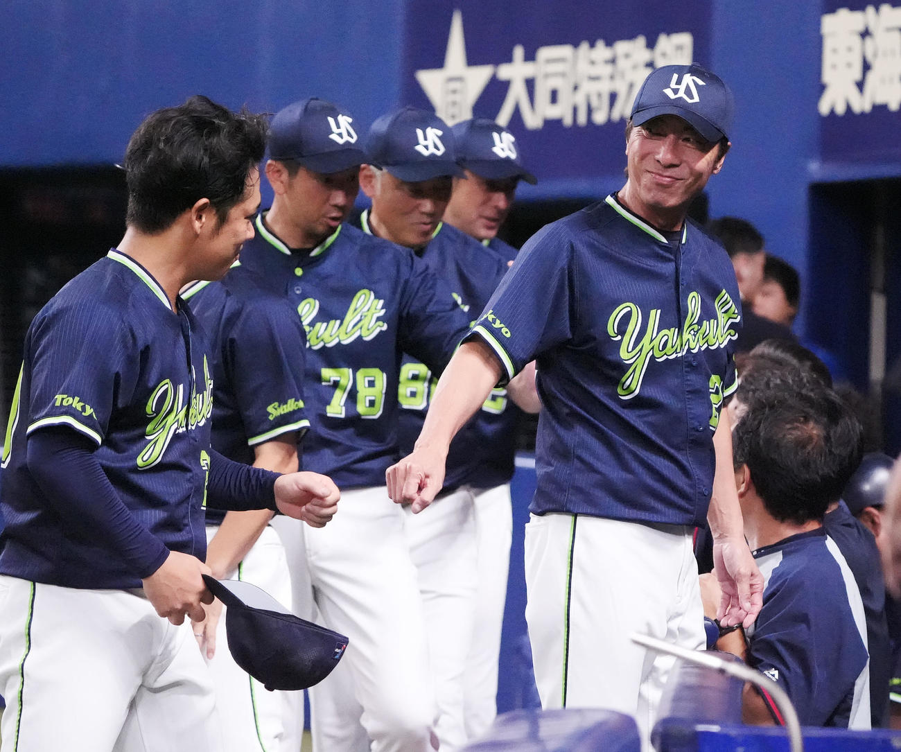 中日対ヤクルト　試合終了、高津監督（右）は好投した小川とタッチを交わす（撮影・森本幸一）