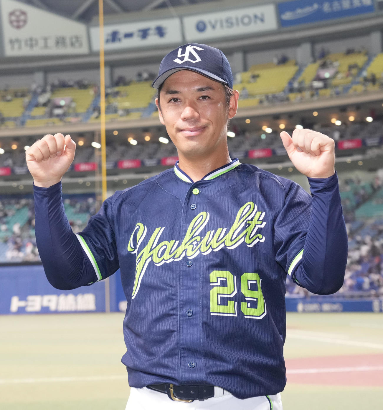 中日対ヤクルト　ヒーローインタビューを終えポーズを決める小川（撮影・森本幸一）