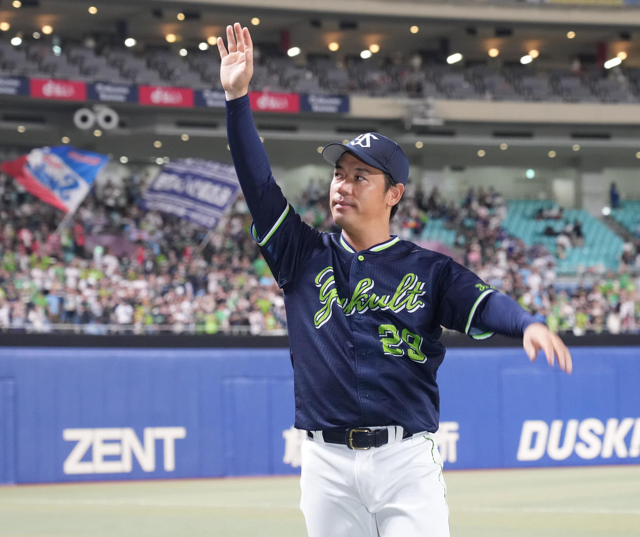 中日対ヤクルト　ヒーローインタビューを終えスタンドの声援に手を振り応える小川（撮影・森本幸一）