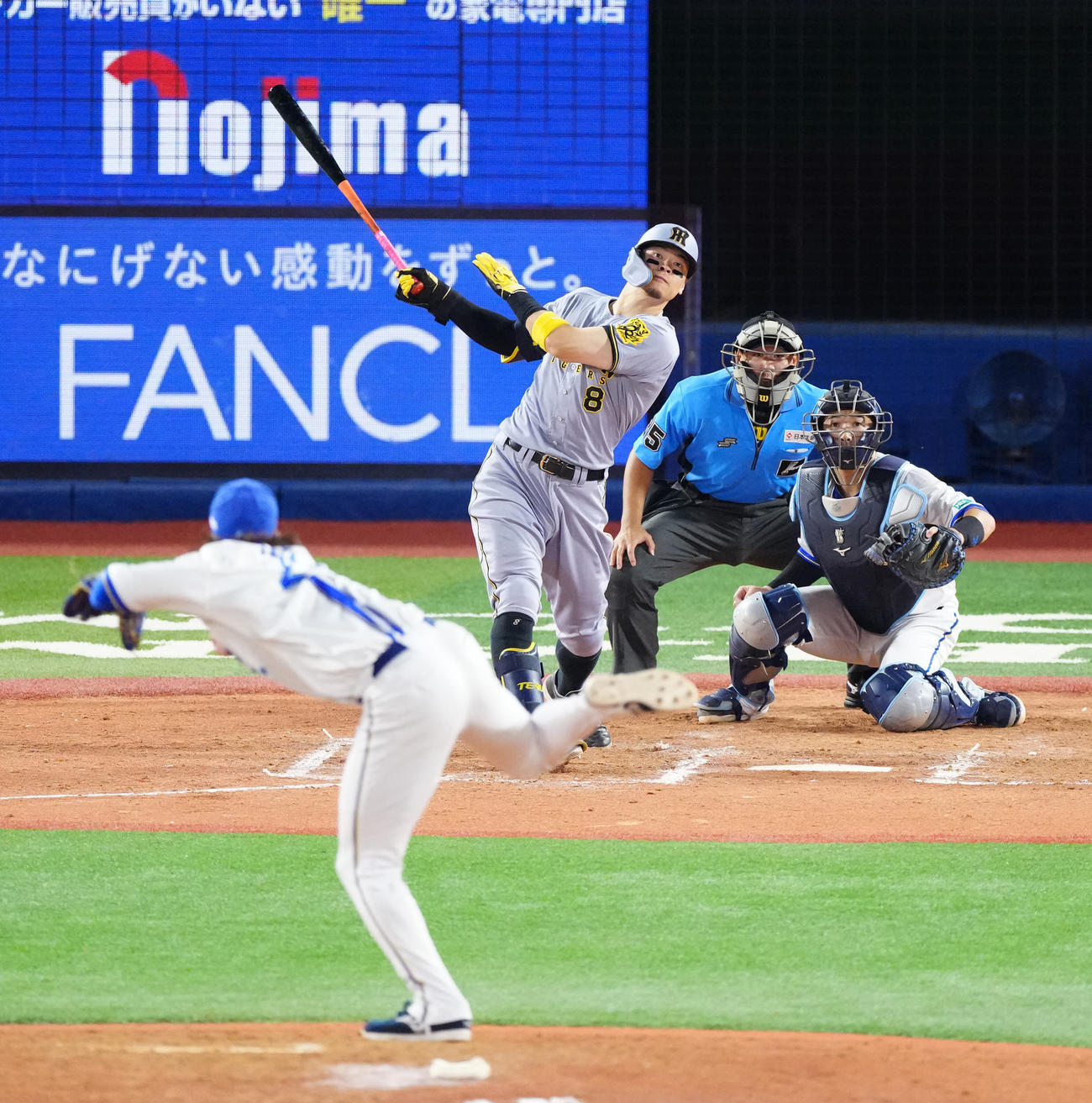 DeNA対阪神　9回表阪神1死一、三塁、犠飛を放つ佐藤輝。投手入江（撮影・江口和貴）