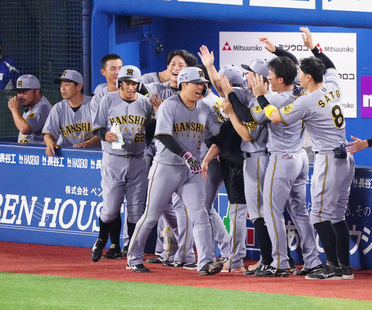 DeNA対阪神　9回表阪神2死一塁、2点本塁打を放ち、チームメートから祝福される大山（中央）（撮影・江口和貴）