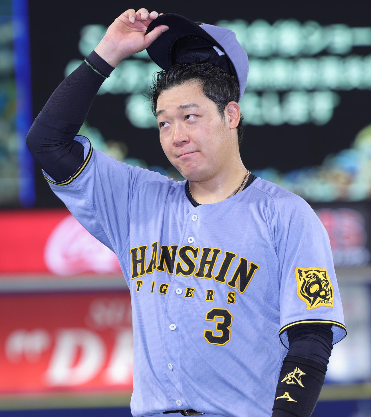 DeNA対阪神　ヒーローインタビューを終えファンの声援に応える阪神大山（撮影・野上伸悟）