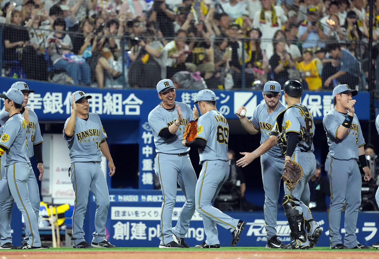 DeNA対阪神　DeNAに勝利し石井を迎える阪神藤川監督智（撮影・たえ見朱実）