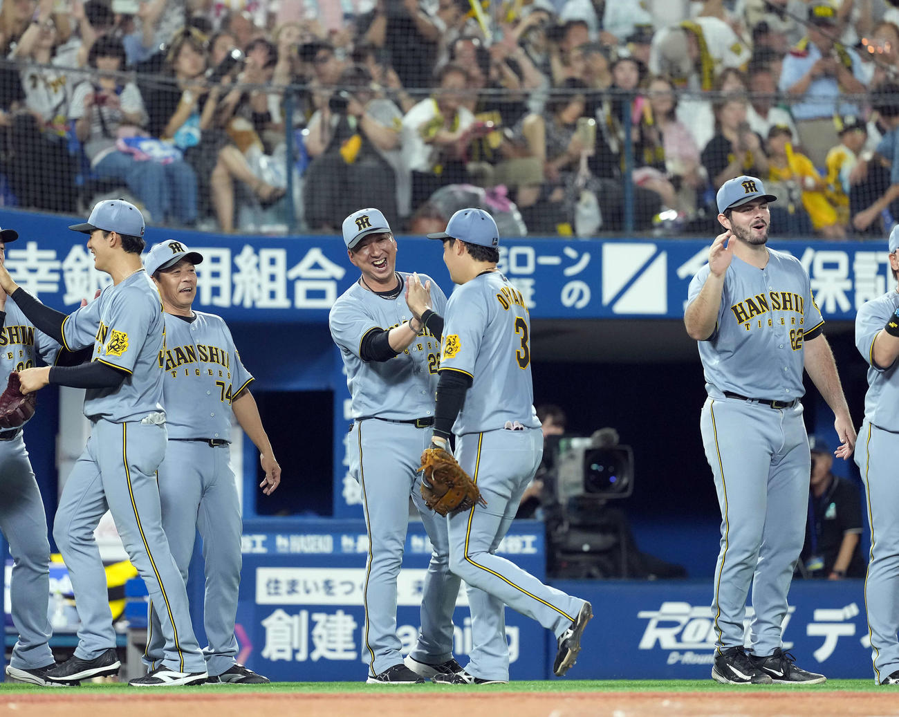 DeNA対阪神　DeNAに勝利し大山を迎える阪神藤川監督智（撮影・たえ見朱実）
