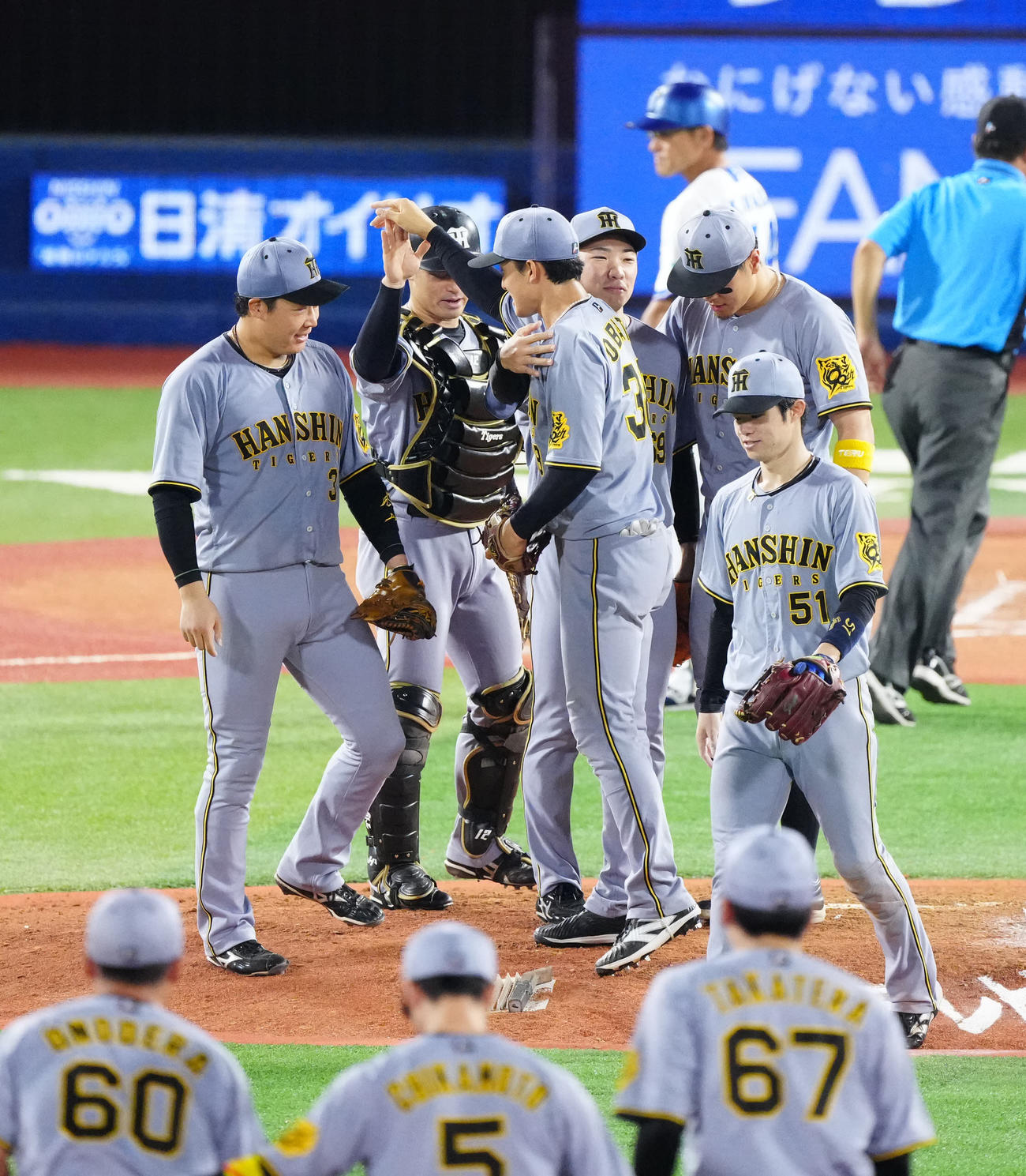 DeNA対阪神　試合後、阪神遊撃手小幡（左から3人目）に感謝する3番手の石井（撮影・江口和貴）