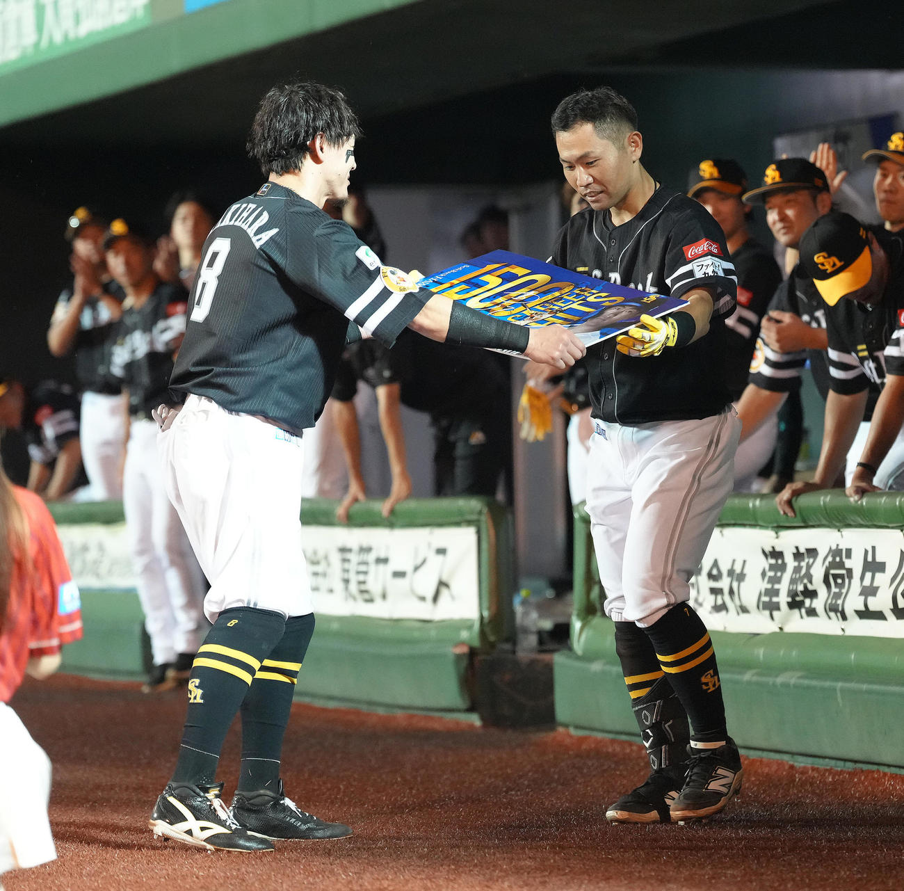 楽天対ソフトバンク　8回表ソフトバンク2死、中村（右）は右越え本塁打で通算1500安打を達成し牧原からボードを受け取る（撮影・足立雅史）