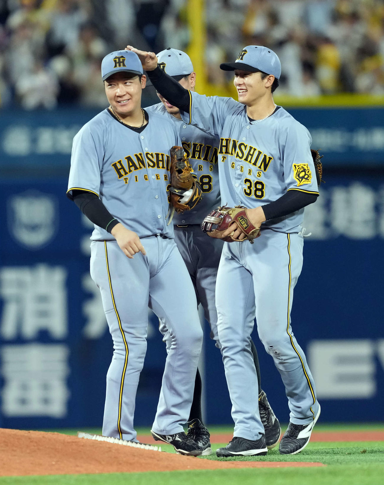 DeNA対阪神　DeNAに勝利し小幡（右）と笑顔を見せる阪神大山（撮影・たえ見朱実）