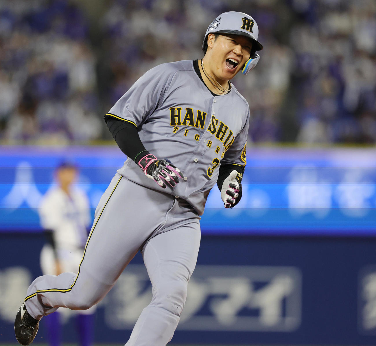 DeNA対阪神　9回表阪神2死一塁、右越え2点本塁打を放ち喜ぶ大山（撮影・野上伸悟）
