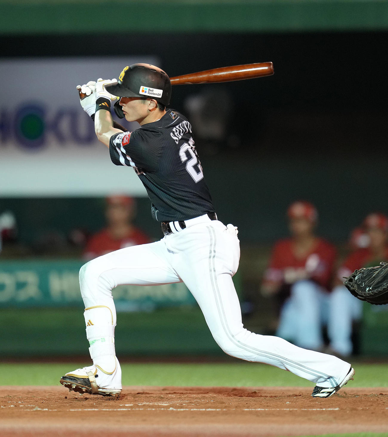 楽天対ソフトバンク　3回表ソフトバンク1死一塁、周東は右前打を放つ（撮影・足立雅史）