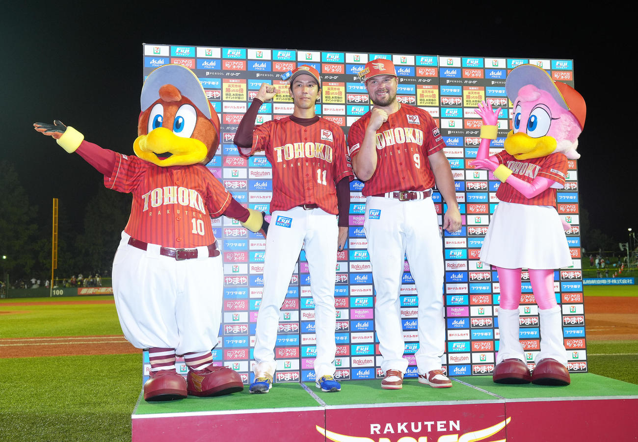 楽天対ソフトバンク　お立ち台で笑顔を見せる楽天の岸（左）とボイト（撮影・足立雅史）