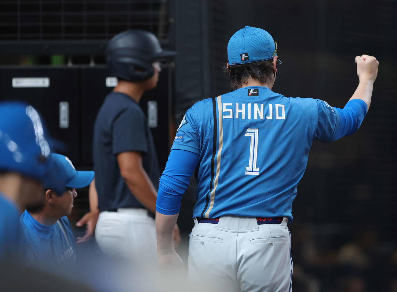 西武対日本ハム　5回表2死一、二塁、代打を告げる新庄監督（撮影・河田真司）