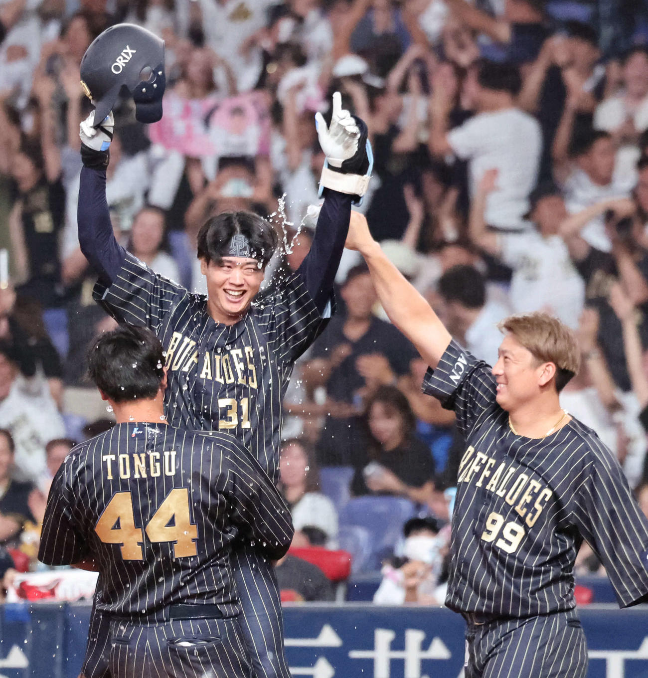 オリックス対ロッテ　12回裏オリックス2死一、二塁、太田はサヨナラ打を放ち、頓宮に抱きかかえられ、杉本から水を掛けられる（撮影・西尾就之）