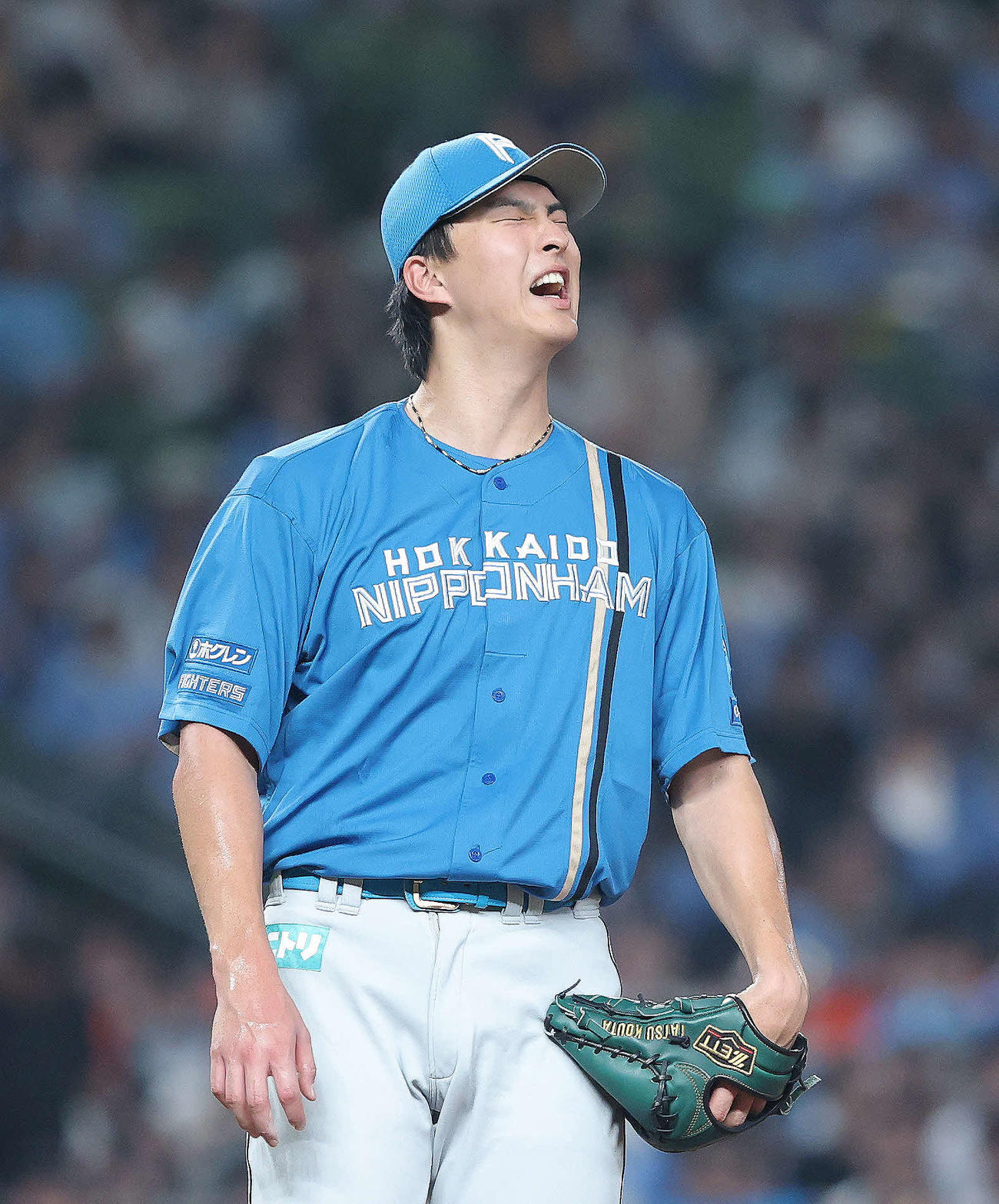 西武対日本ハム　4回裏西武1死、ネビンに四球を与える達（撮影・河田真司）