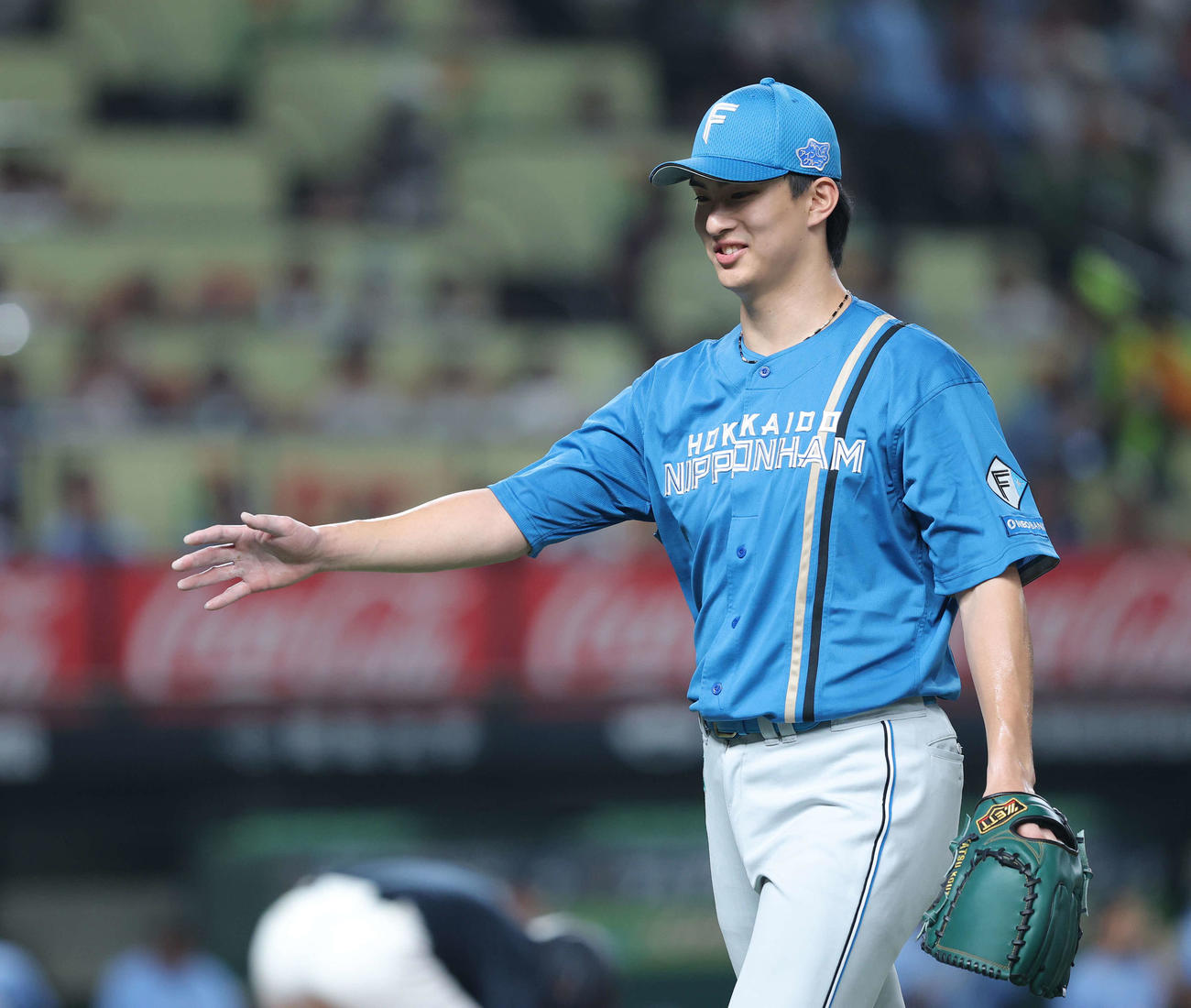 西武対日本ハム　5回裏を抑え、笑顔でベンチに戻る達（撮影・河田真司）