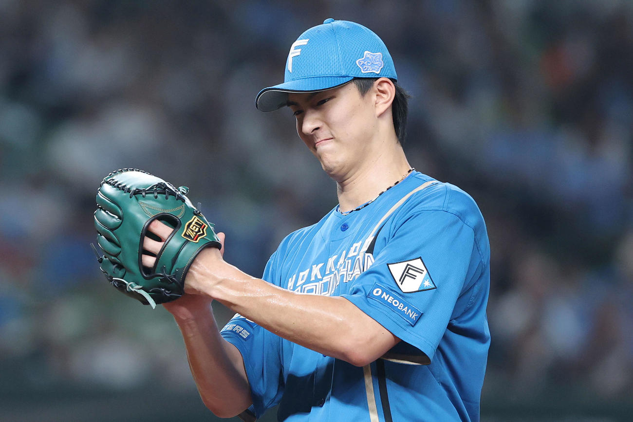 西武対日本ハム　6回裏を抑え、グラブをたたく達達（撮影・河田真司）