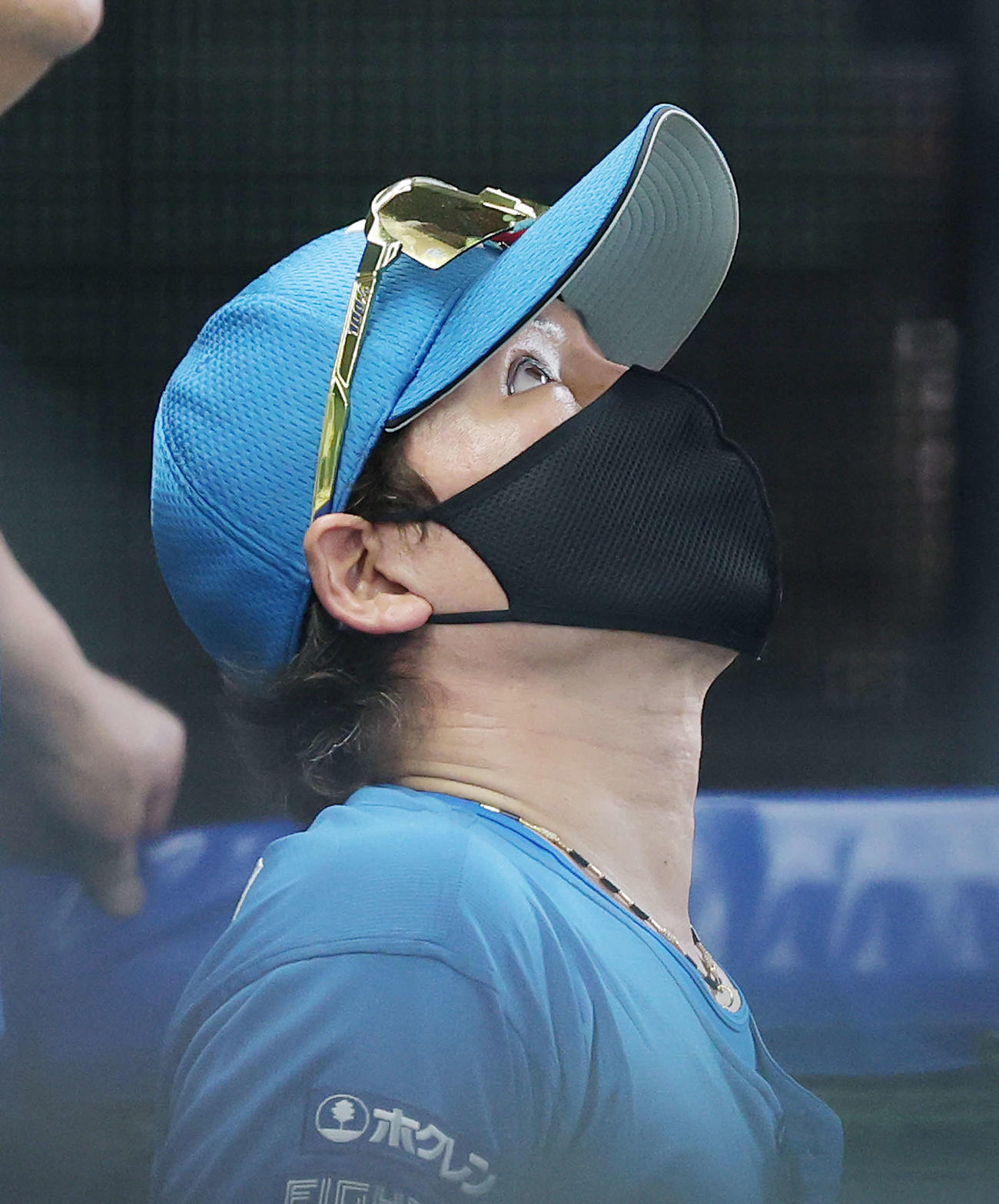 西武対日本ハム　5回裏、戦況を見守る新庄監督（撮影・河田真司）