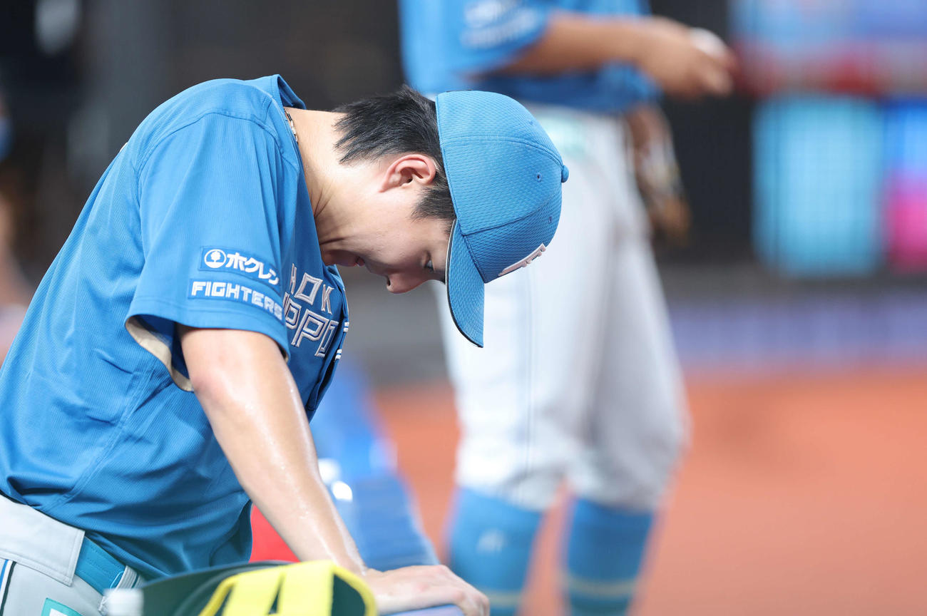 西武対日本ハム　7回裏西武無死一、二塁、降板となり、ベンチでうつむく達（撮影・河田真司）