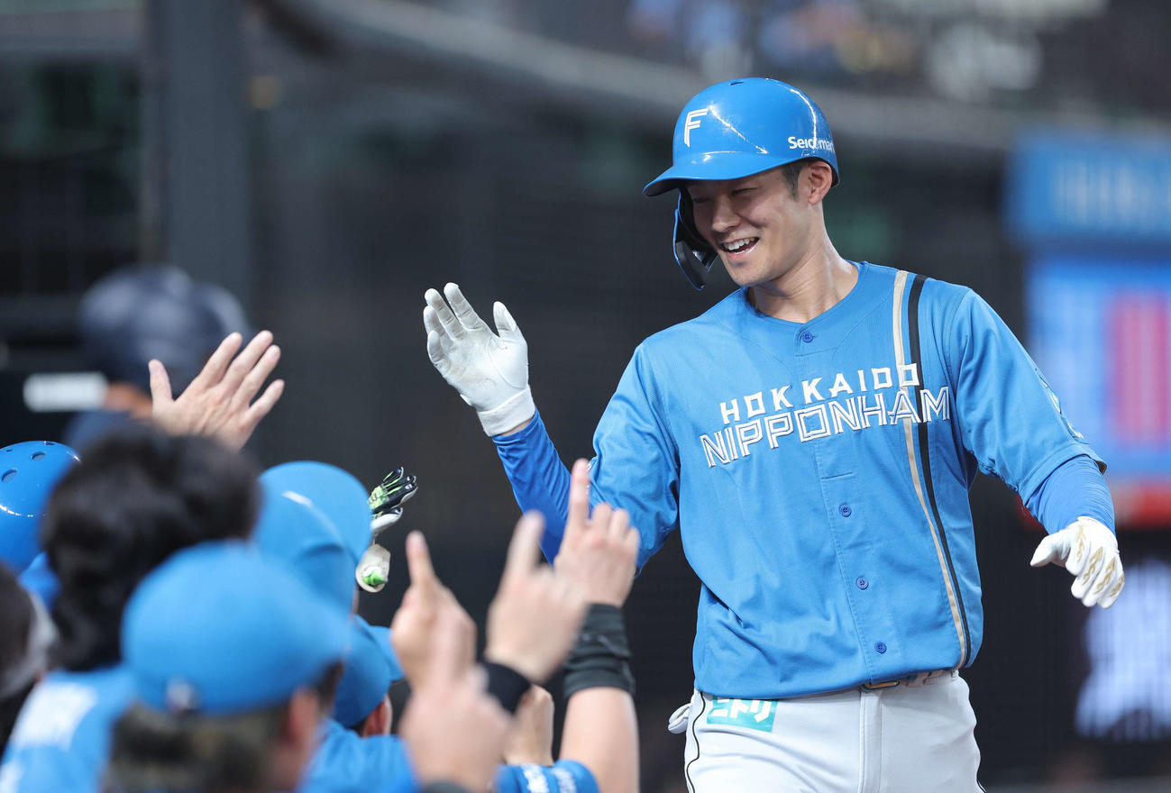 西武対日本ハム　3回表日本ハム2死、右越えソロ本塁打で生還し、チームメートに迎えられる（撮影・河田真司）