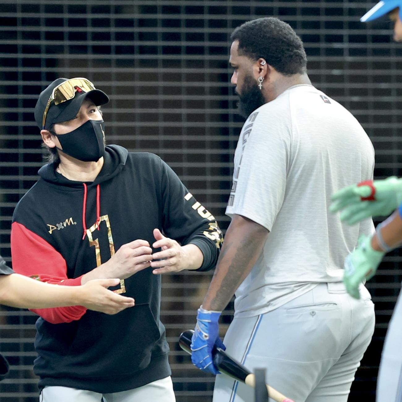 西武対日本ハム　試合前、レイエス（右）と言葉を交わす日本ハム新庄監督（撮影・河田真司）
