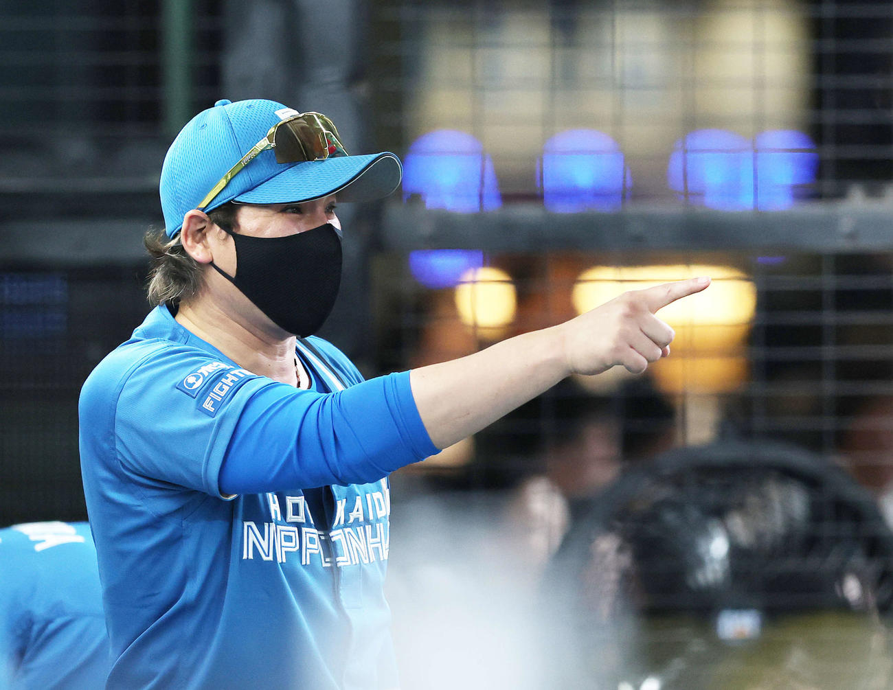 西武対日本ハム　7回裏西武2死満塁、山村を中飛に抑え、笑顔でナインを指さす新庄監督（撮影・河田真司）