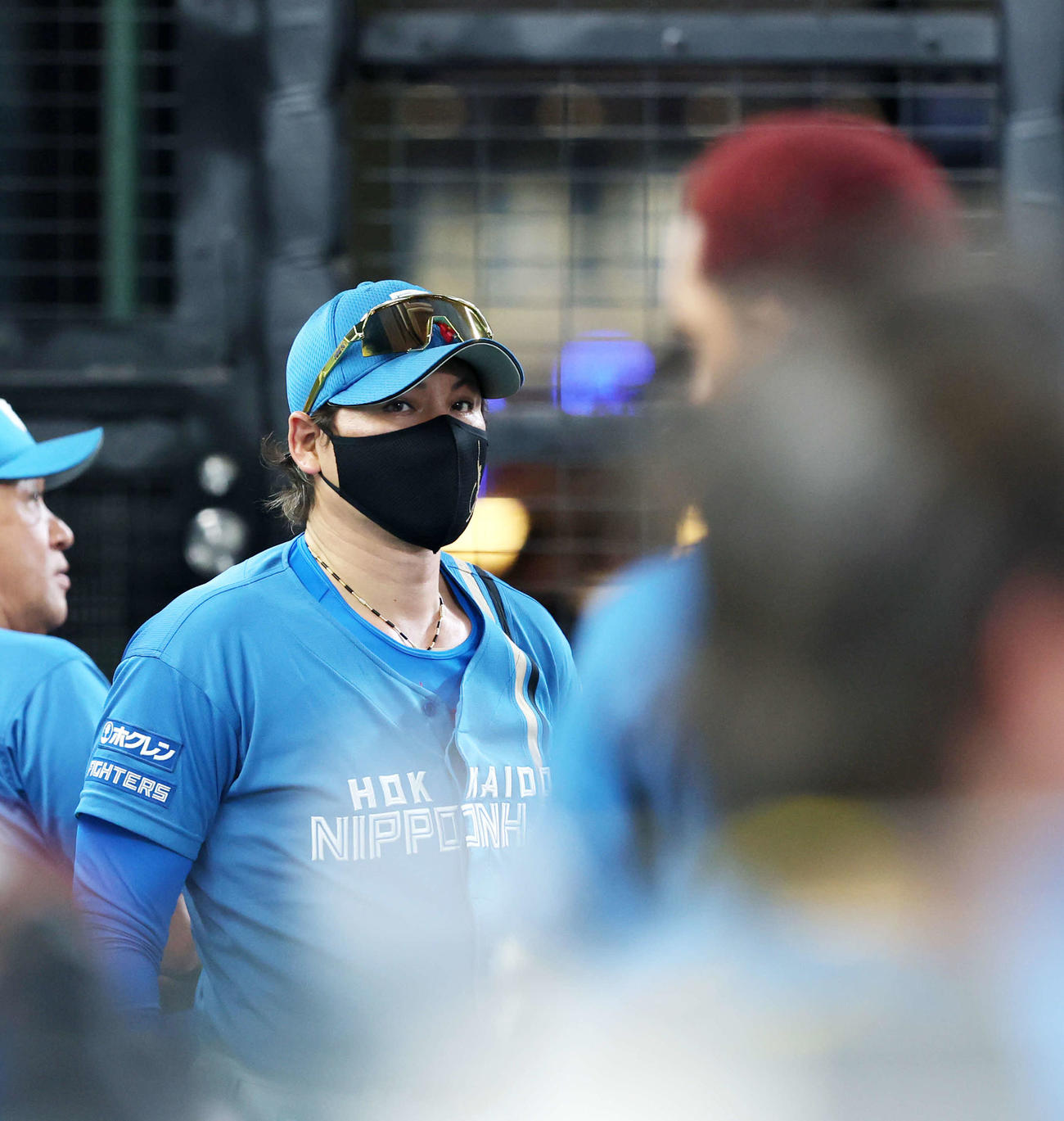 西武対日本ハム　8回表を終え、選手交代を告げベンチに戻る新庄監督（撮影・河田真司）