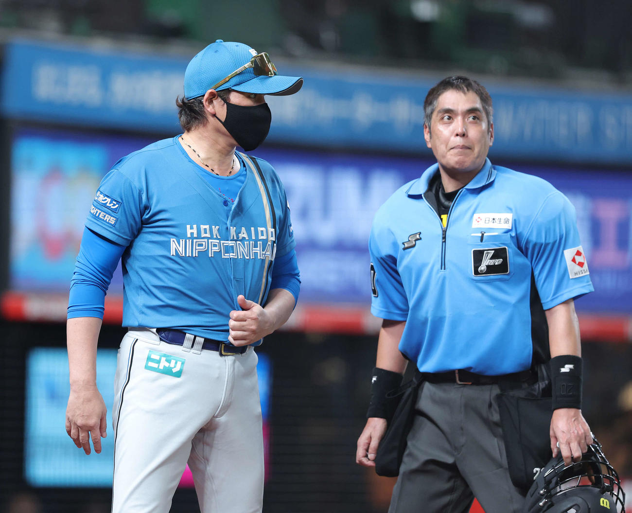 西武対日本ハム　7回裏西武無死一、二塁、投手交代を告げる新庄監督（撮影・河田真司）