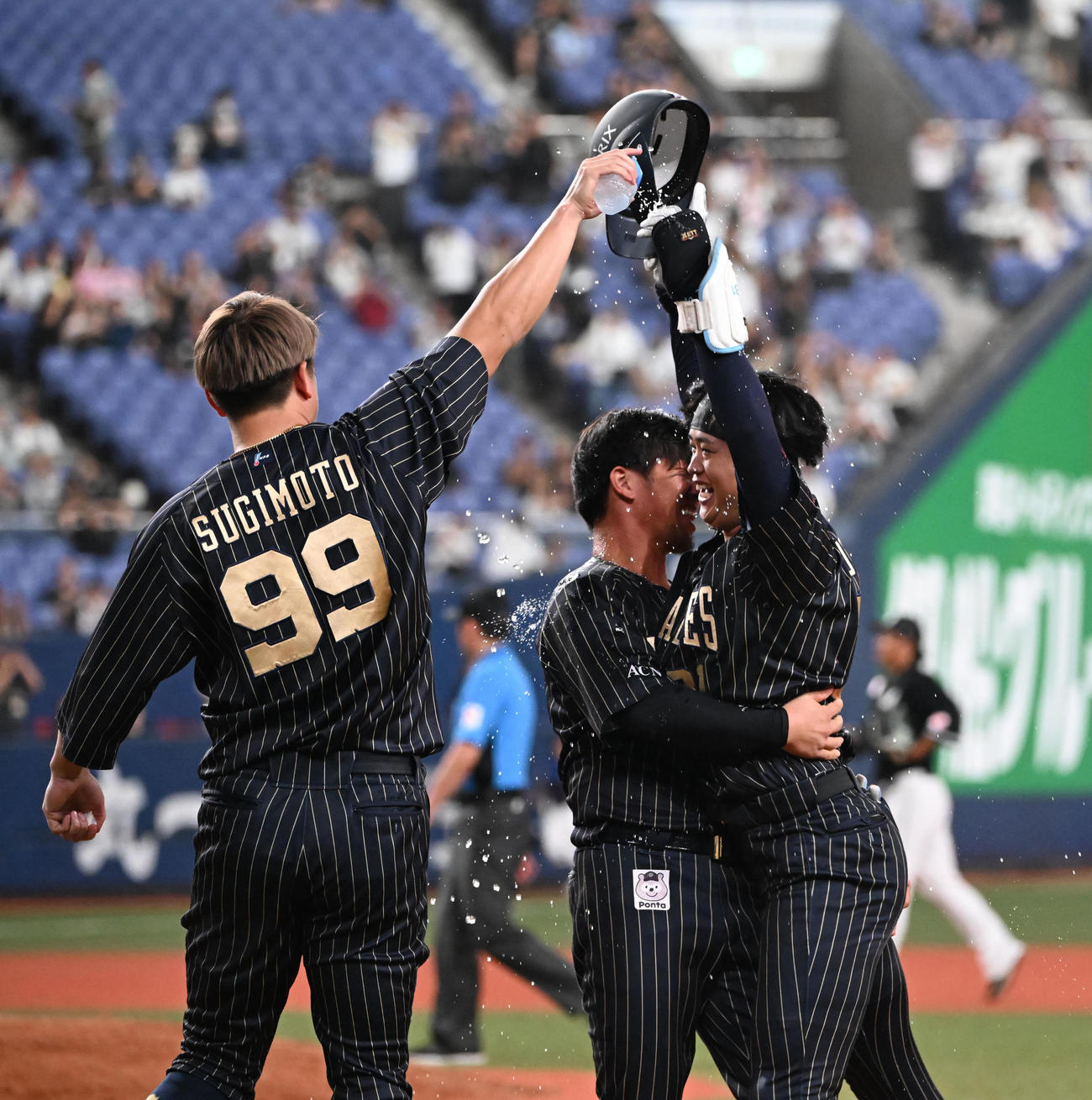 オリックス対ロッテ　12回裏オリックス2死一、二塁、右前サヨナラ適時打を放った太田（右）は頓宮に抱きかかえられる（撮影・和賀正仁）