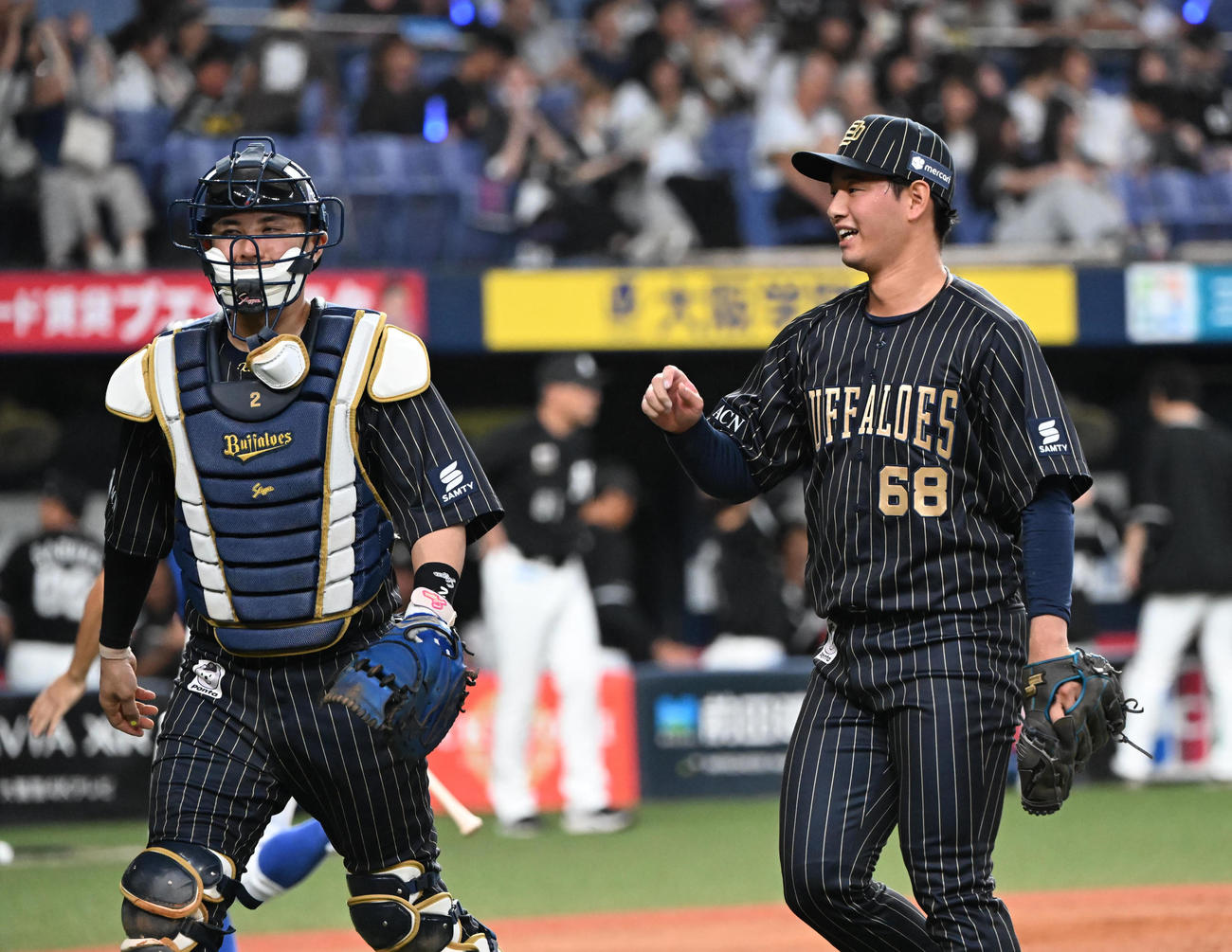 オリックス対ロッテ　プロ初勝利を挙げたオリックス入山（右）（撮影・和賀正仁）