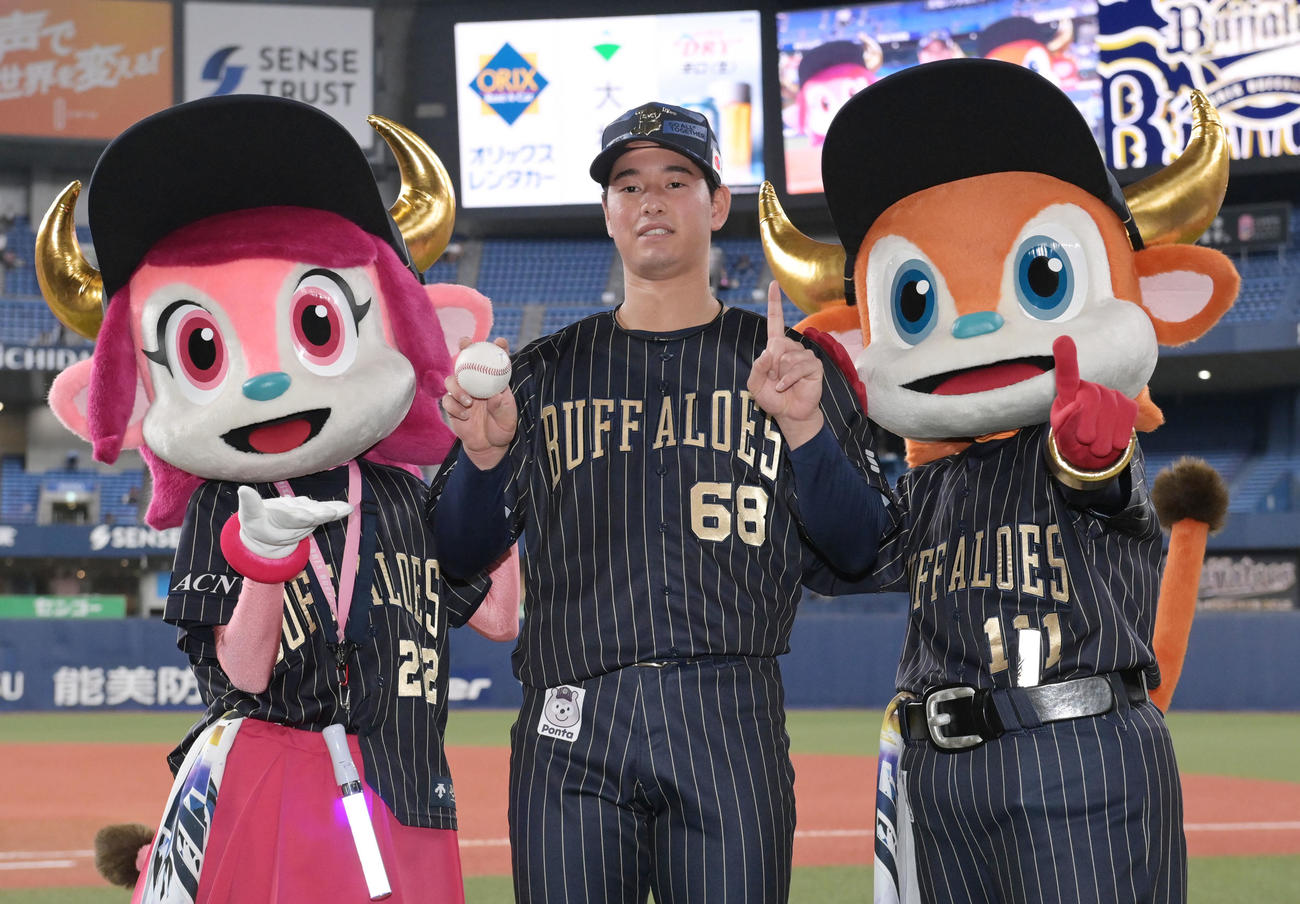 オリックス対ロッテ　プロ初勝利を挙げたオリックス入山はポーズ（撮影・和賀正仁）