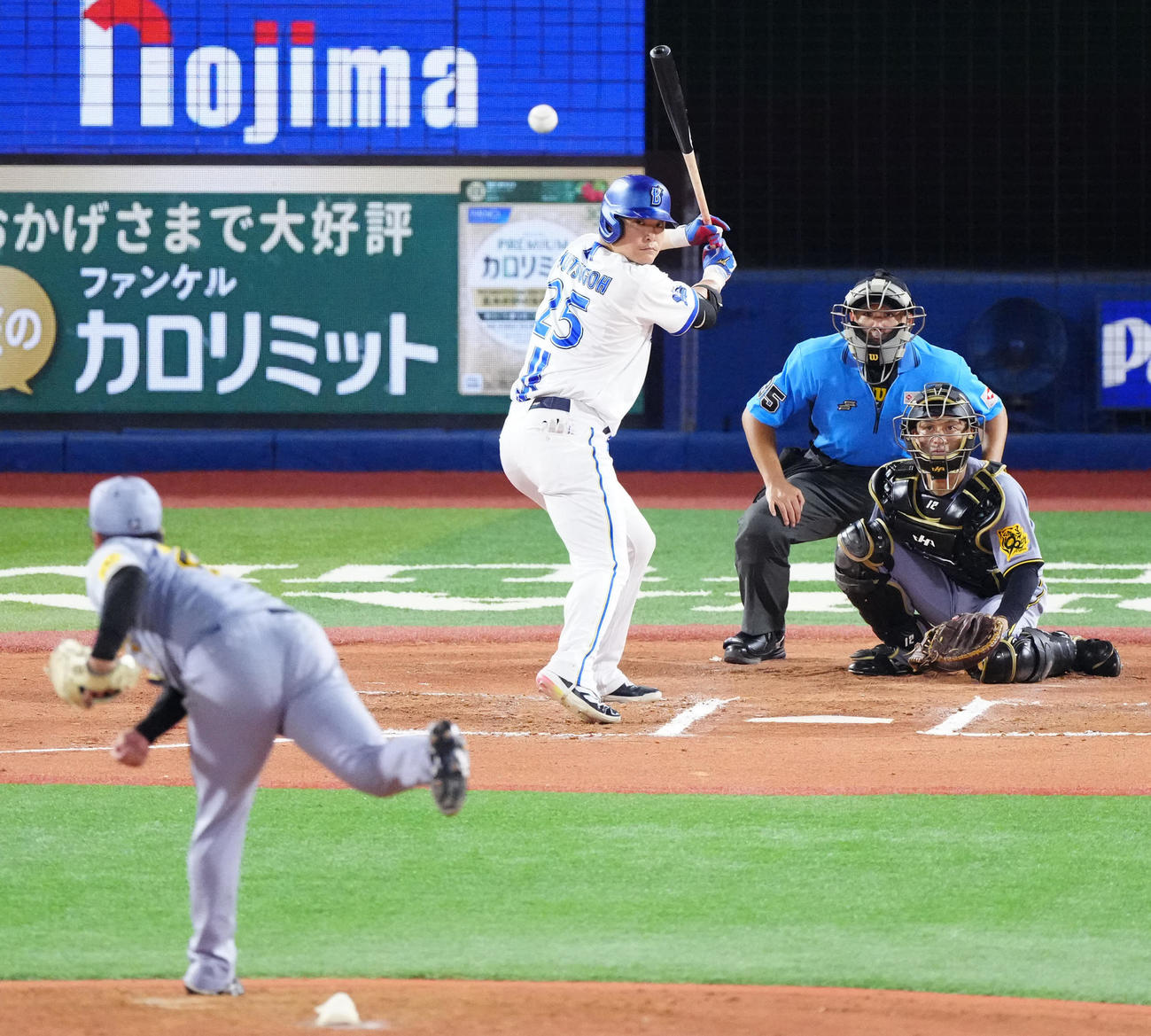 DeNA対阪神　6回裏DeNA2死、村上の球速68キロのカーブを見る筒香（撮影・江口和貴）