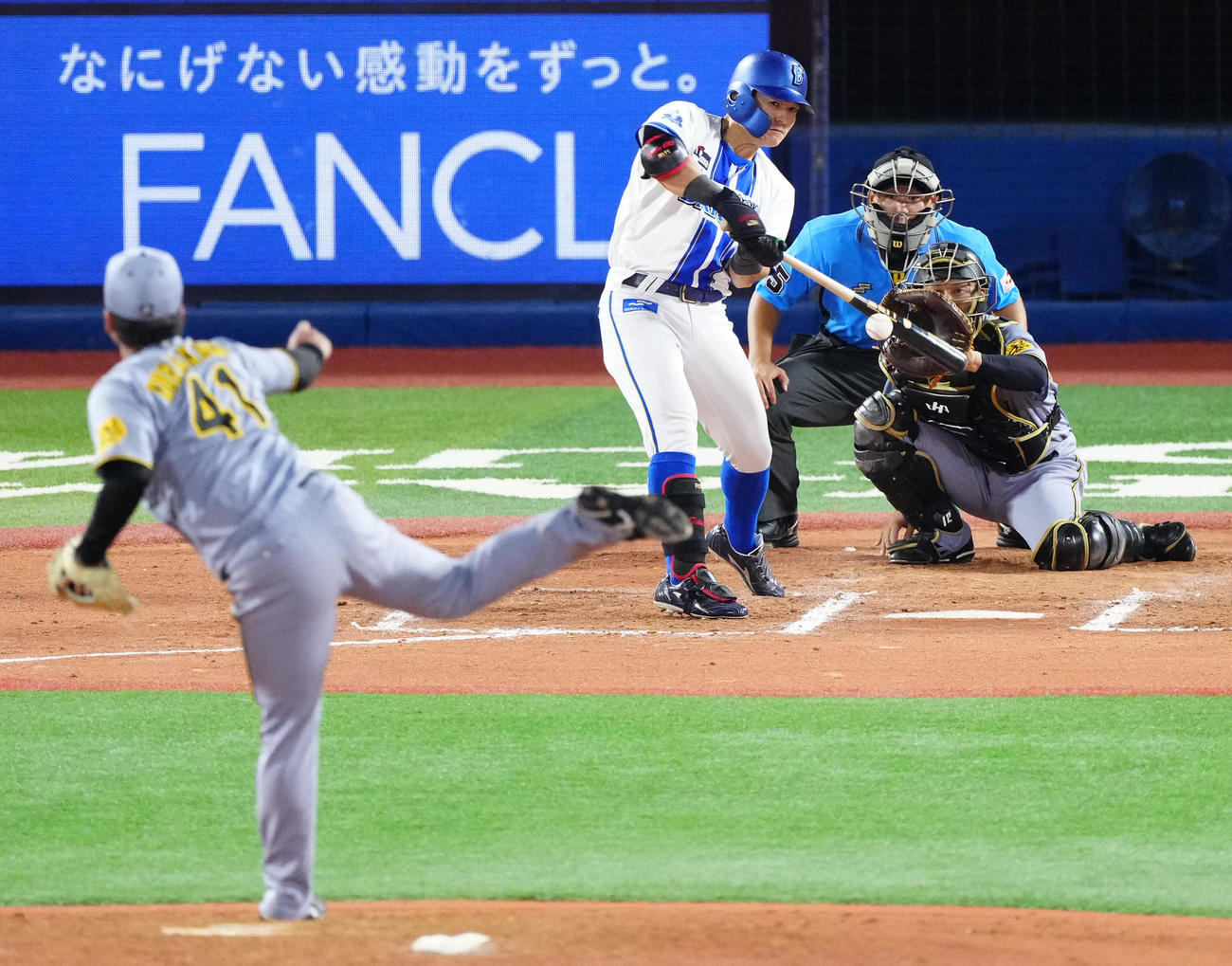 DeNA対阪神　7回裏DeNA無死、二塁内野安打とする林。投手村上（撮影・江口和貴）