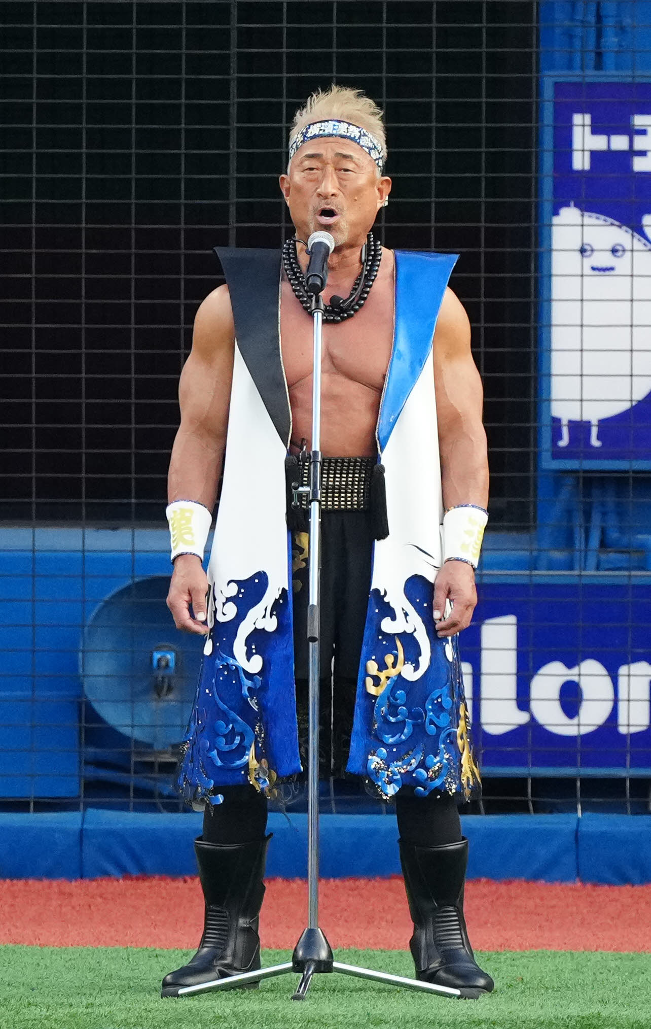 DeNA対阪神　試合前、君が代独唱する角田信朗（撮影・江口和貴）