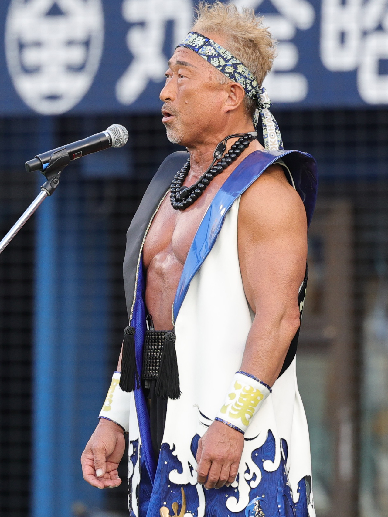 DeNA対阪神　君が代を斉唱する角田信朗（撮影・野上伸悟）