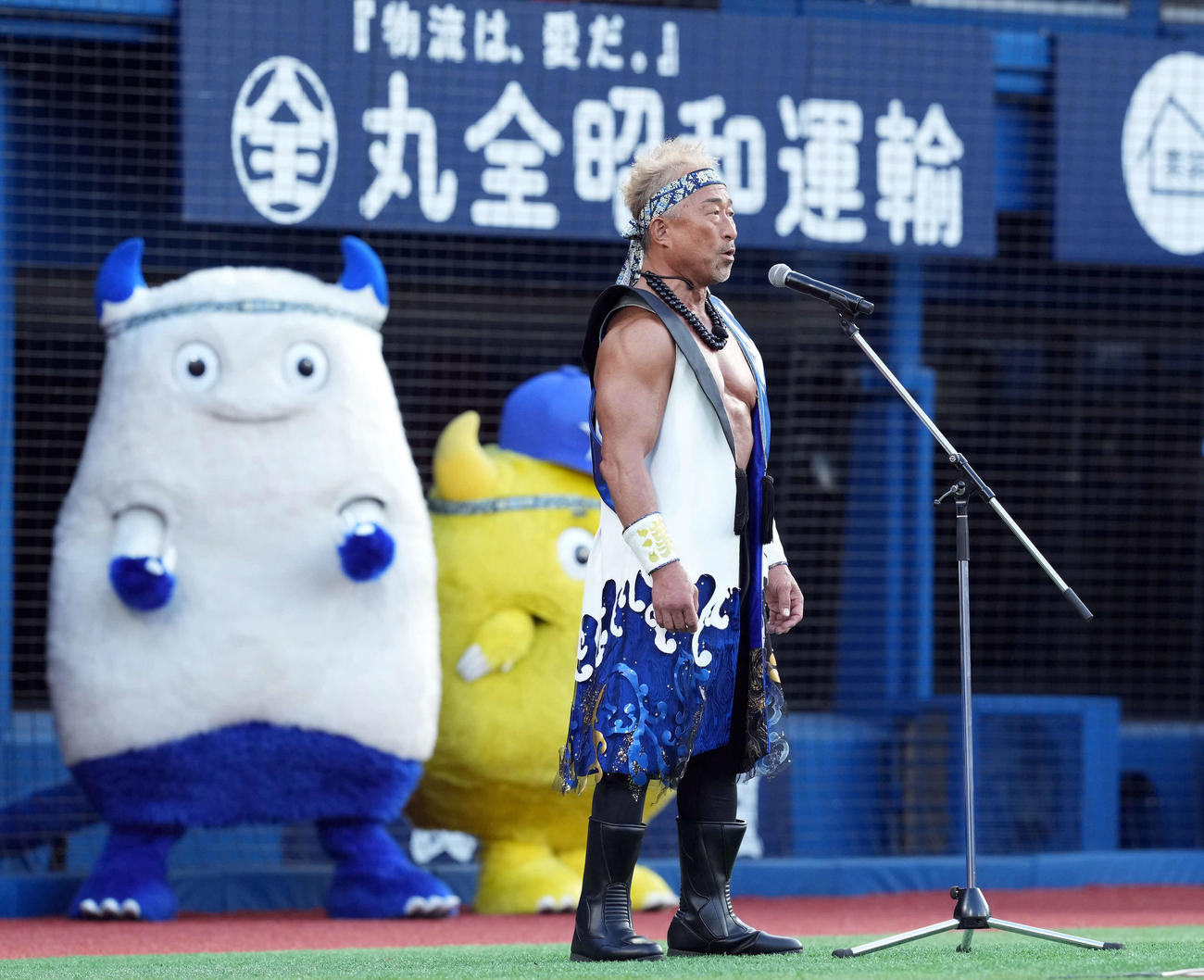 DeNA対阪神　君が代を独唱する角田信朗（撮影・たえ見朱実）