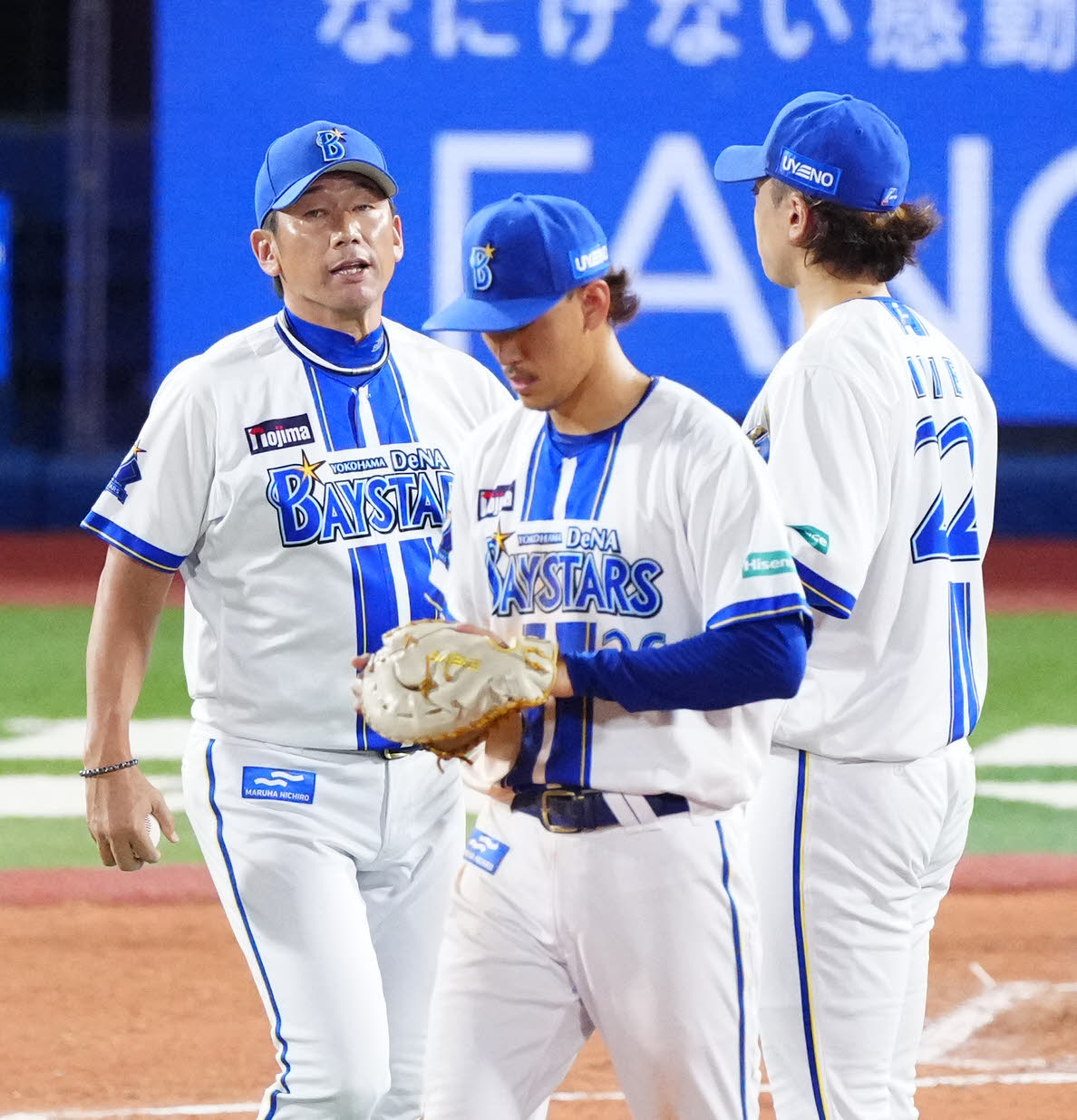 DeNA対阪神　9回表途中、DeNA3番手の入江（右）の交代でマウンドに向かった三浦監督（撮影・江口和貴）