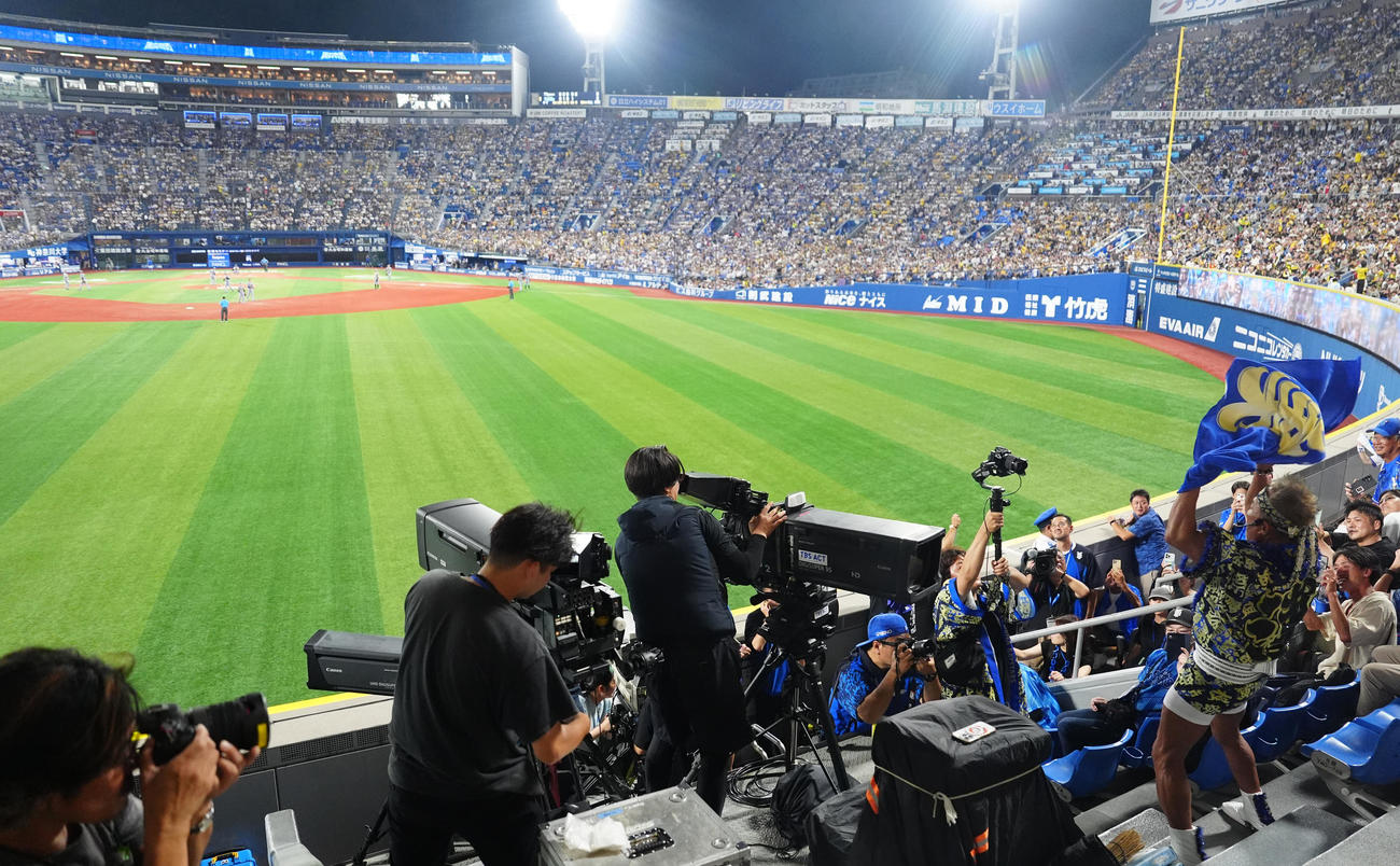 DeNA対阪神　5回表終了後に外野からグラウンドに熱波を送る角田信朗（左端）（撮影・江口和貴）