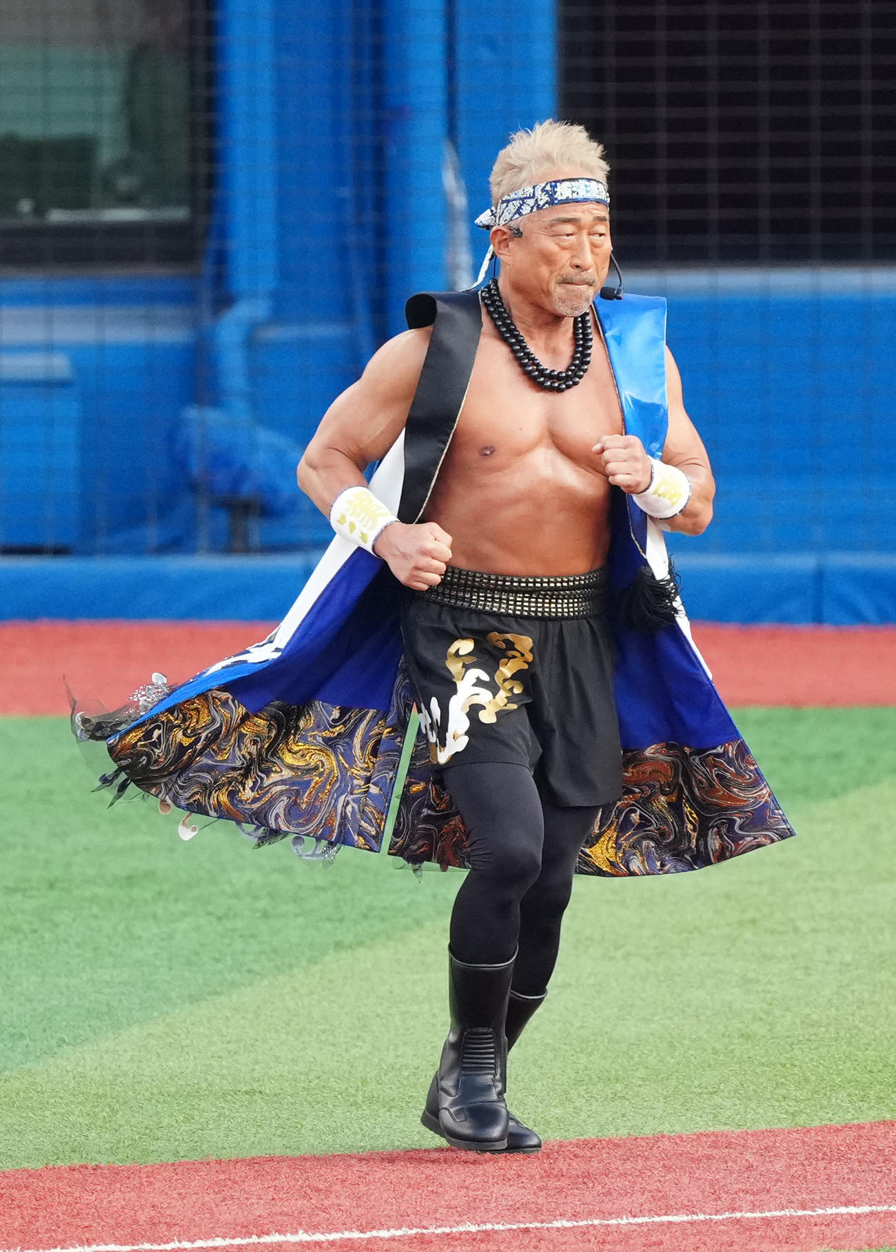DeNA対阪神　試合前、「横濱漢祭」で登場した角田信朗（撮影・江口和貴）